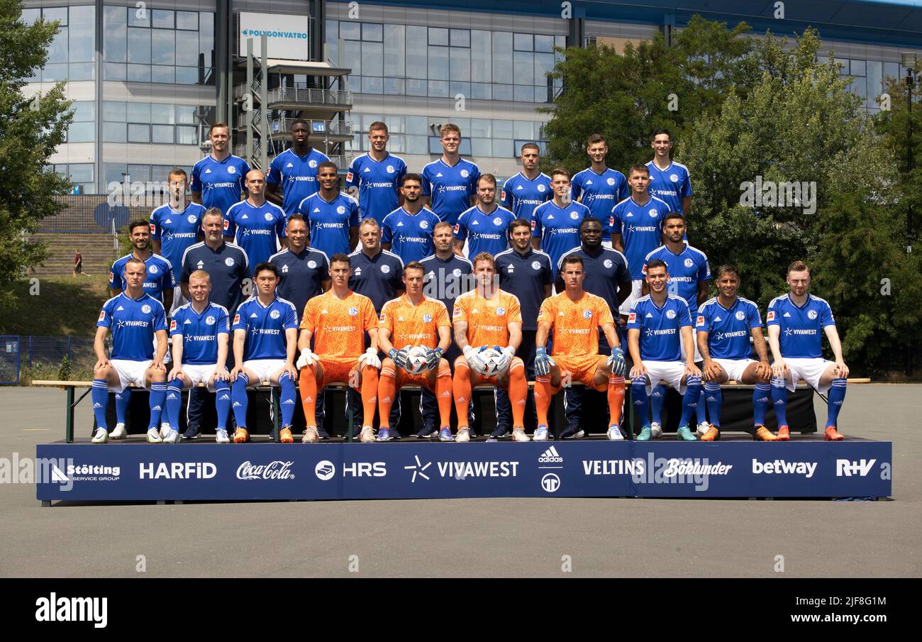 Schalke, Germania. 30th giugno, 2022. Primo: 30.06.2022, calcio: 1.Bundesliga: Stagione 2022/23 FC Schalke sessione fotografica 04, foto di squadra, squadra prima fila Schalke sotto da sinistra Lode, Mollet, Lee, Heekeren, Schwolow, Fahrmann, Langer, Aydin, Zalazar, Mohr prima fila da sinistra Lanza, Henzler, Molinari, Buskens, Kramer, Kreutzer, Asamoah, Palsson seconda fila da Drexler, Matriciani, Thiaw, Calhanoglu, Ouwejan, Flick, Pieringer ultima fila da sinistra Polter, Cisse, Terodde, Butter, Idrizi, Krauss, Greiml Credit: dpa/Alamy Live News Foto Stock