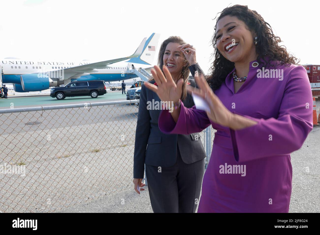 San Francisco, California, Stati Uniti. 29th giugno 2022. Il sindaco Elizabeth Schaaf (democratico di Oakland, California) (L) e il sindaco London Breed (democratico di San Francisco, California) (R) parlano ai media dopo aver salutato il vicepresidente degli Stati Uniti Kamala Harris all'arrivo all'Aeroporto Internazionale di San Francisco (SFO) a San Francisco, California, USA, 29 giugno 2022. Credit: John G. Mabanglo/Pool via CNP/dpa/Alamy Live News Foto Stock