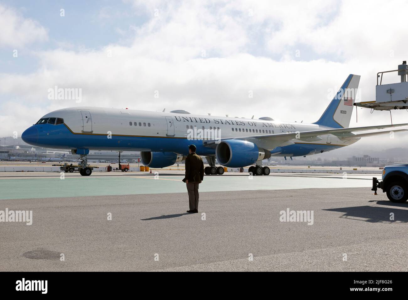 San Francisco, California, Stati Uniti. 29th giugno 2022. Il Vice Presidente degli Stati Uniti Kamala Harris arriva nell'Air Force Two all'Aeroporto Internazionale di San Francisco a San Francisco, California, USA, il 29 giugno 2022. Credit: John G. Mabanglo/Pool via CNP/dpa/Alamy Live News Foto Stock