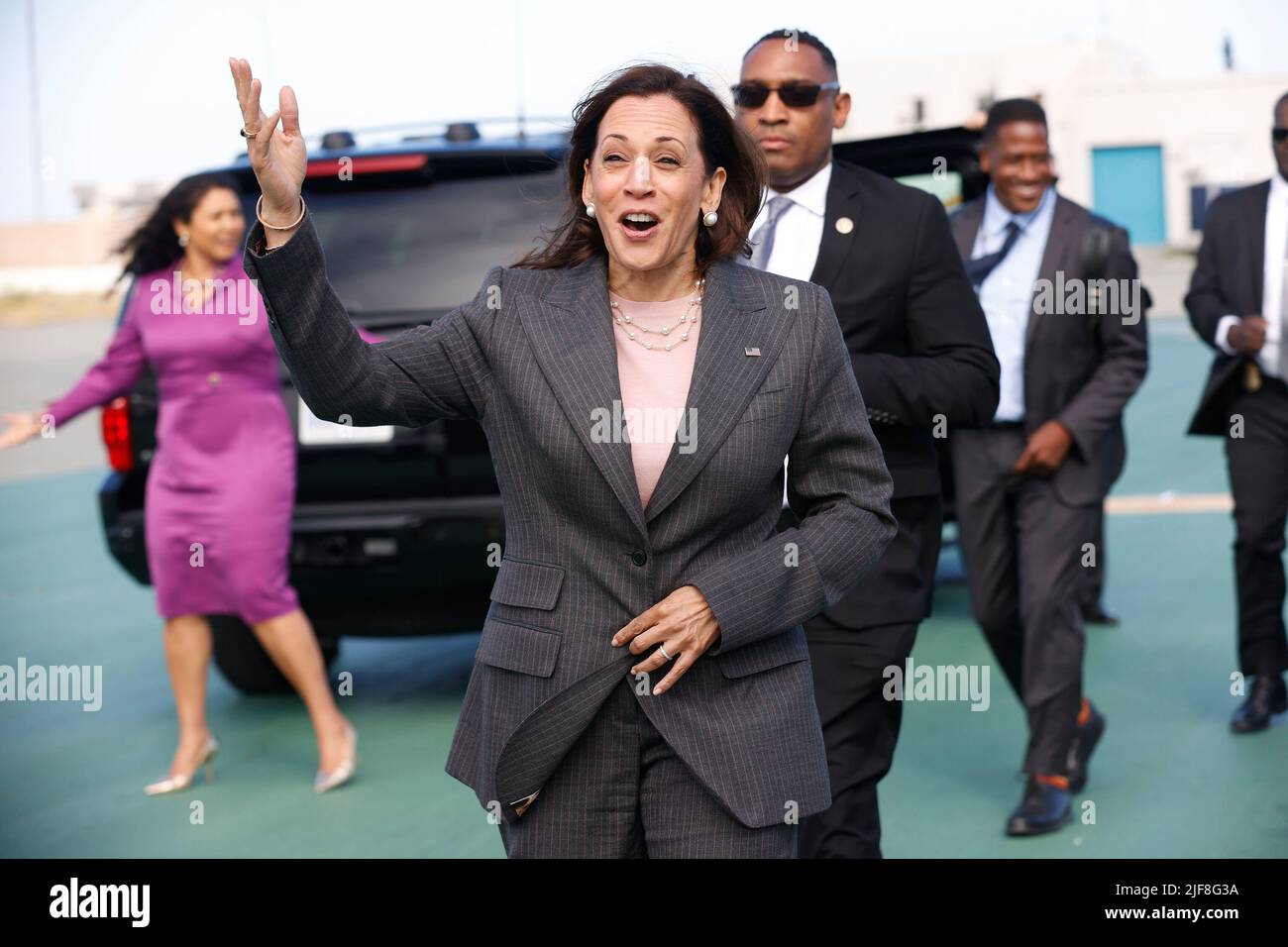 San Francisco, California, Stati Uniti. 29th giugno 2022. Il vicepresidente degli Stati Uniti Kamala Harris parla ai media al suo arrivo sull'Air Force Two all'aeroporto internazionale di San Francisco a San Francisco, California, USA, 29 giugno 2022. Credit: John G. Mabanglo/Pool via CNP/dpa/Alamy Live News Foto Stock