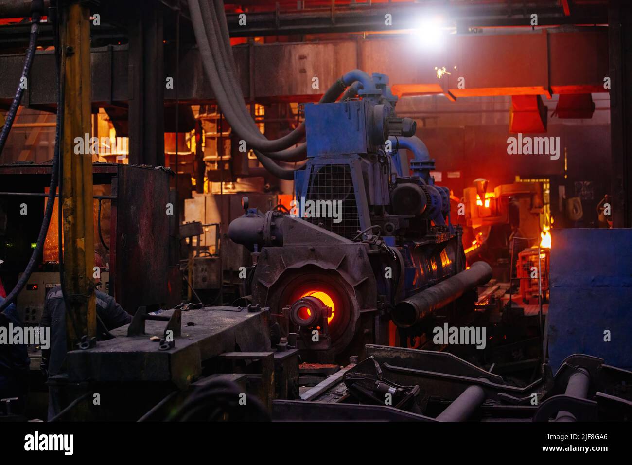 Processo di getto di tubo di ferro alla fonderia. Foto Stock