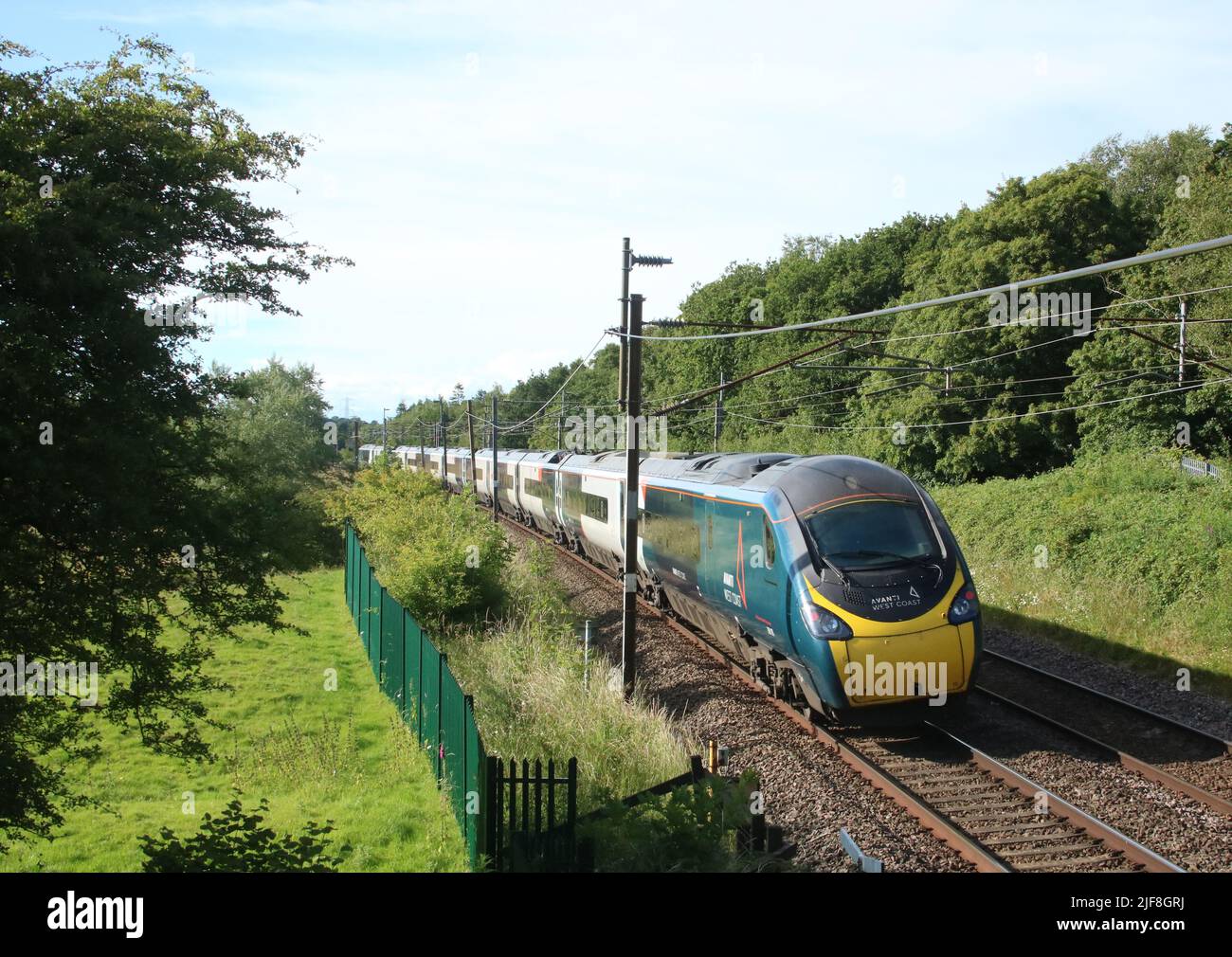 Avanti West Coast pendolino Electric multibunit train 390151 sulla West Coast Main Line Railway con servizio passeggeri espresso il 30th giugno 2022. Foto Stock