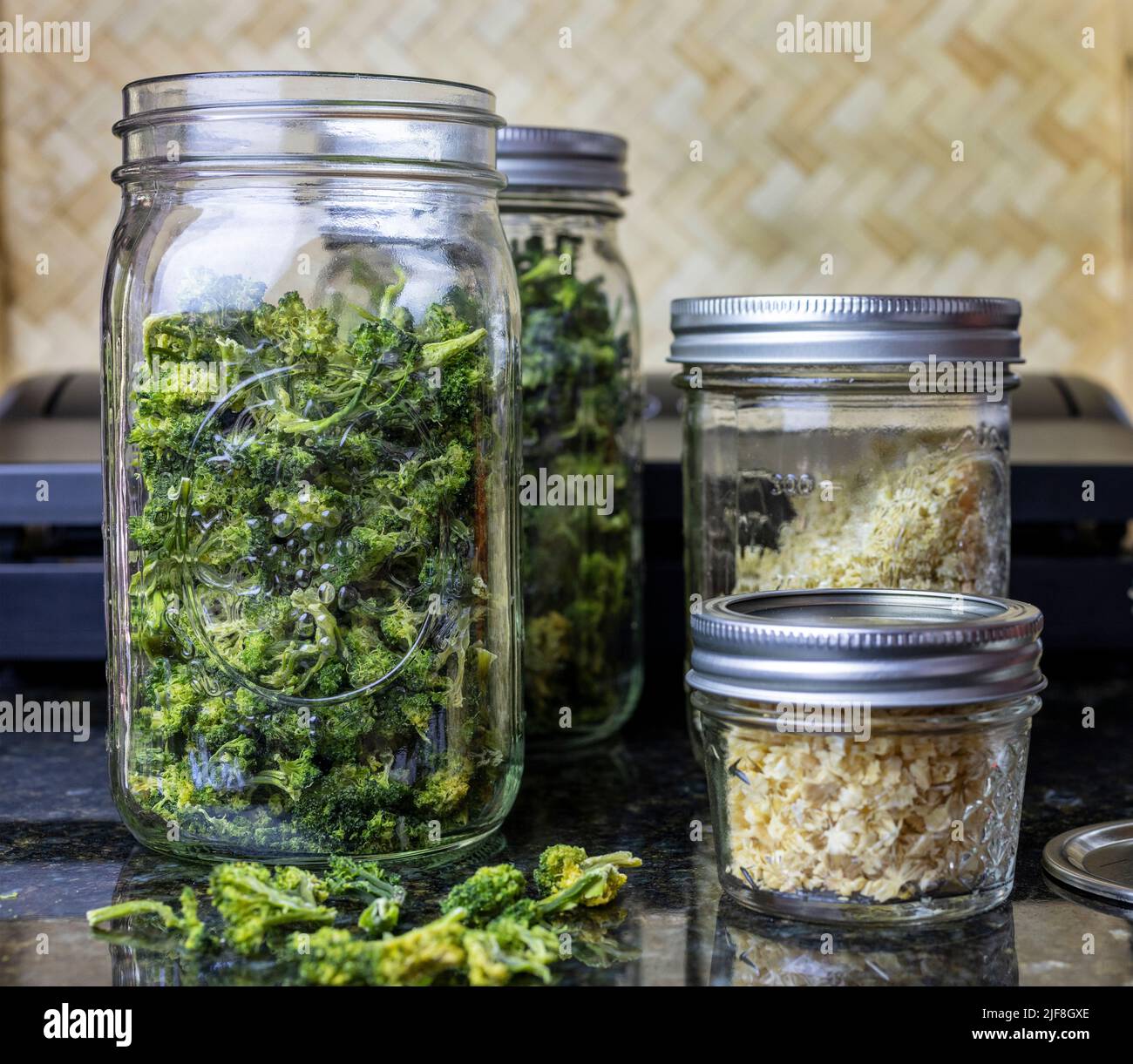Disidratazione e sopravvivenza del cibo in vasetti con broccoli e aglio tritato Foto Stock