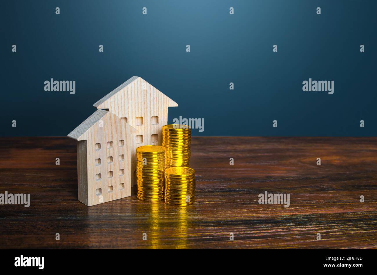 Case e monete d'oro. Risparmio sulle bollette delle famiglie. Efficienza energetica e risparmio energetico. Profitto da investimenti in alloggi. Budget comunale per il Foto Stock