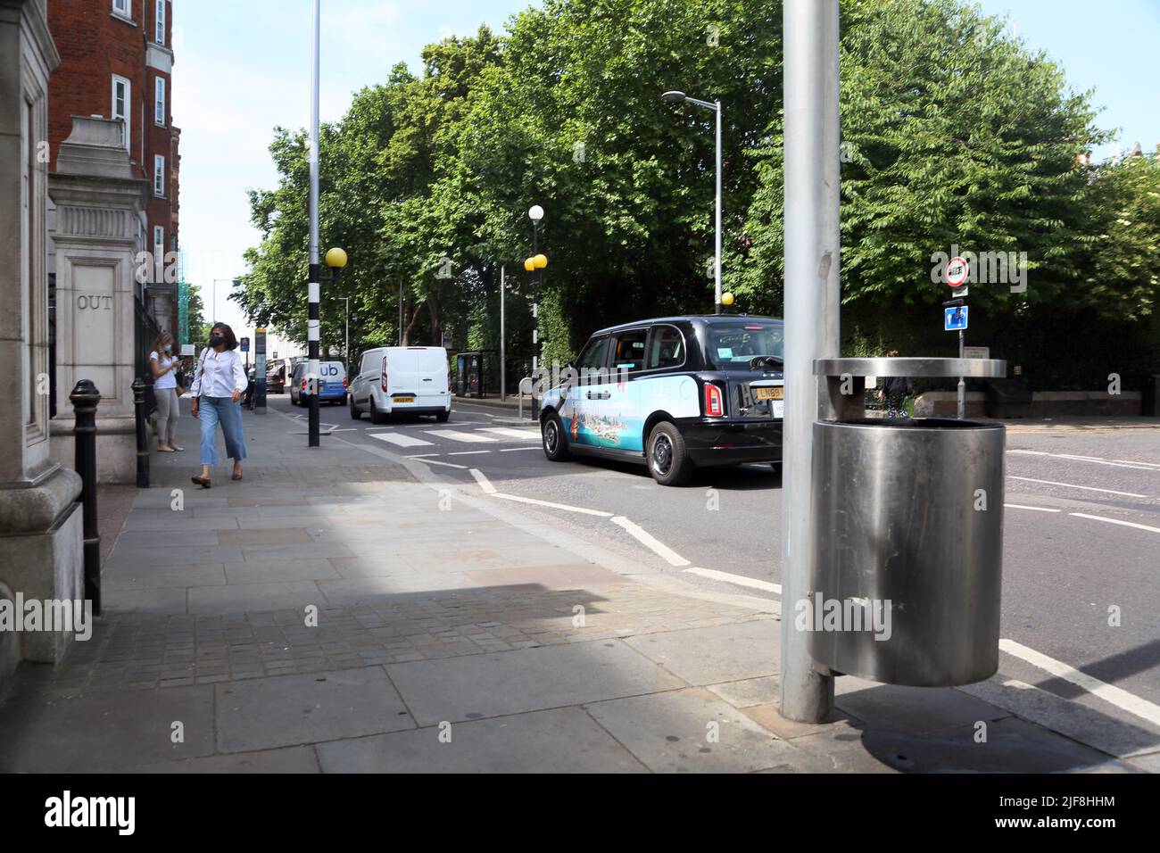 Donne che indossano maschere protezione contro Covid-19 da pedone Crossing Fulham Road Londra Inghilterra Foto Stock