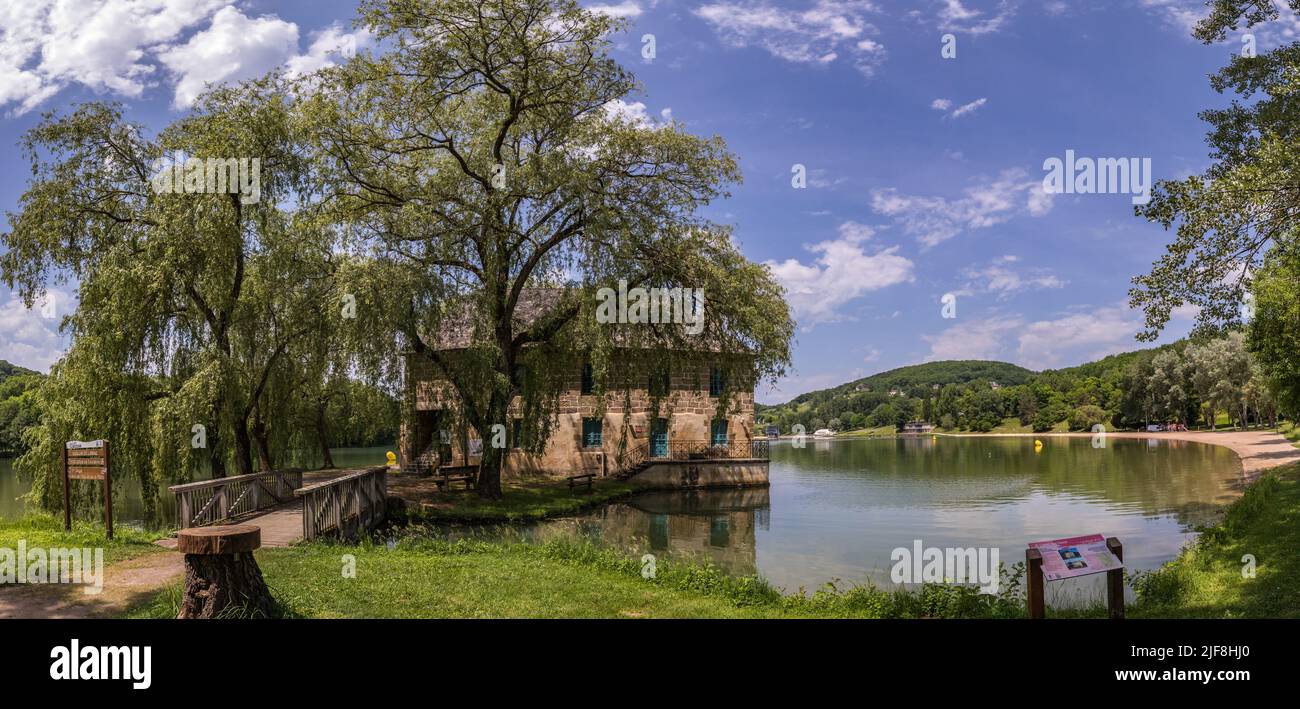 Vue panoramique du lac du Causse et du moulin de Lissac Foto Stock