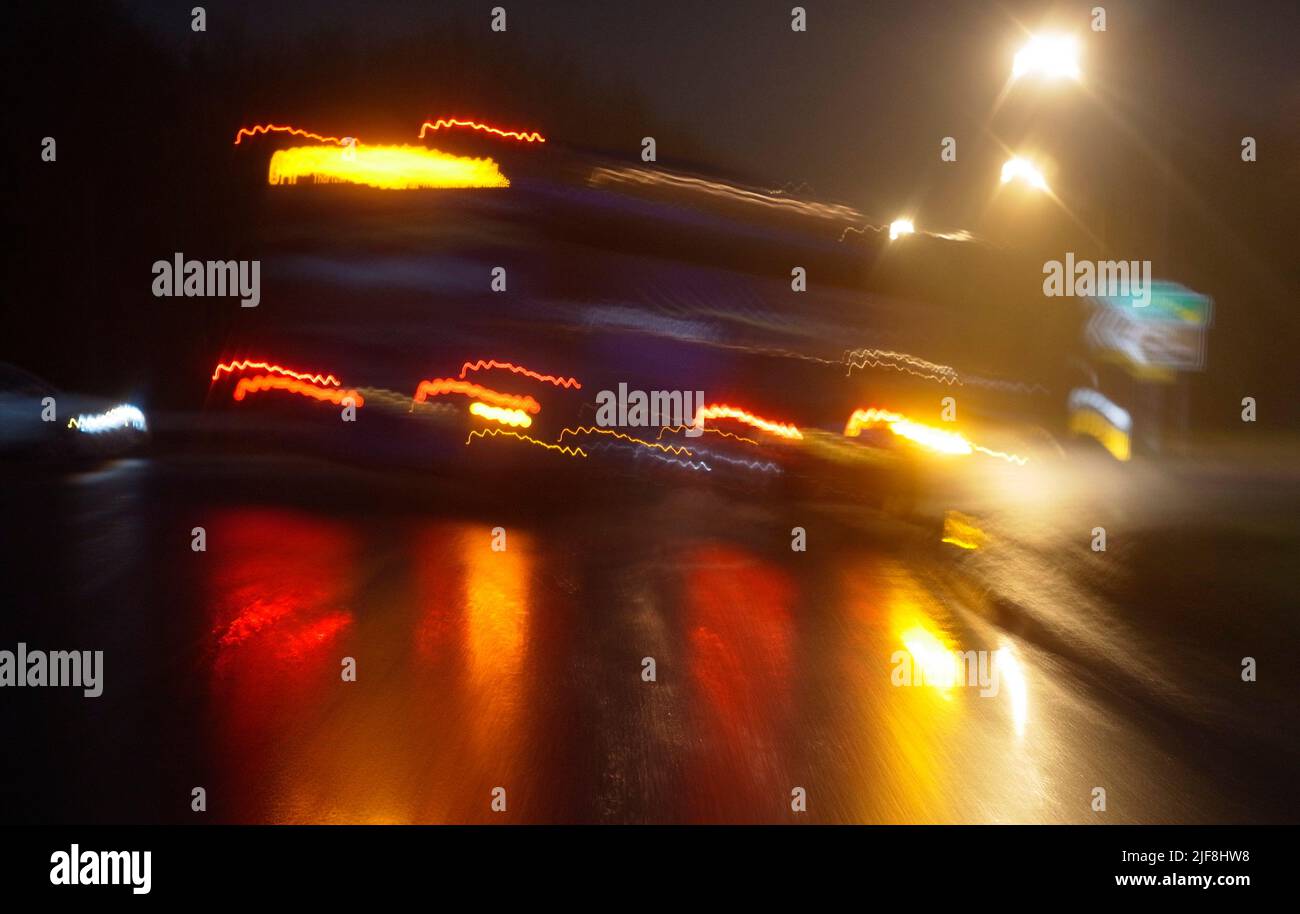AJAXNETPHOTO. AUTOSTRADA 2018. M23, INGHILTERRA. - SOLITUDINE DEL CONDUCENTE NOTTURNO A LUNGA DISTANZA - GUIDA DURANTE LA NOTTE. PHOTO:JONATHAN EASTLAND/AJAXREF:GXR180303 6941 Foto Stock