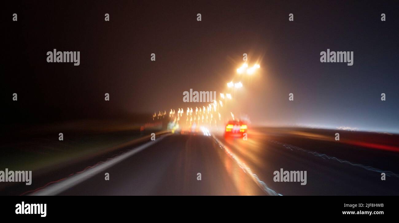 AJAXNETPHOTO. AUTOSTRADA 2018. M23, INGHILTERRA. - SOLITUDINE DEL CONDUCENTE NOTTURNO A LUNGA DISTANZA - GUIDA DURANTE LA NOTTE. PHOTO:JONATHAN EASTLAND/AJAXREF:GXR180303 7114 Foto Stock