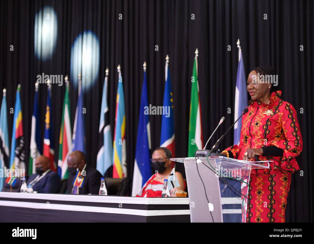 Gaborone, Botswana. 30th giugno 2022. Paulina Elago (R), segretario esecutivo dell'Unione doganale dell'Africa australe (SACU), interviene in occasione 7th del vertice dei capi di Stato e di governo della SACU di Gaborone, Botswana, tenutosi il 30 giugno 2022. Giovedì il presidente del Botswana Mokgweetsi Masisi ha detto ai paesi della SACU: Botswana, Sudafrica, Eswatini, Namibia e Lesotho, sono ora in una fase in cui vi è un rischio crescente di stagflazione. Credit: Tshekiso Tebalo/Xinhua/Alamy Live News Foto Stock