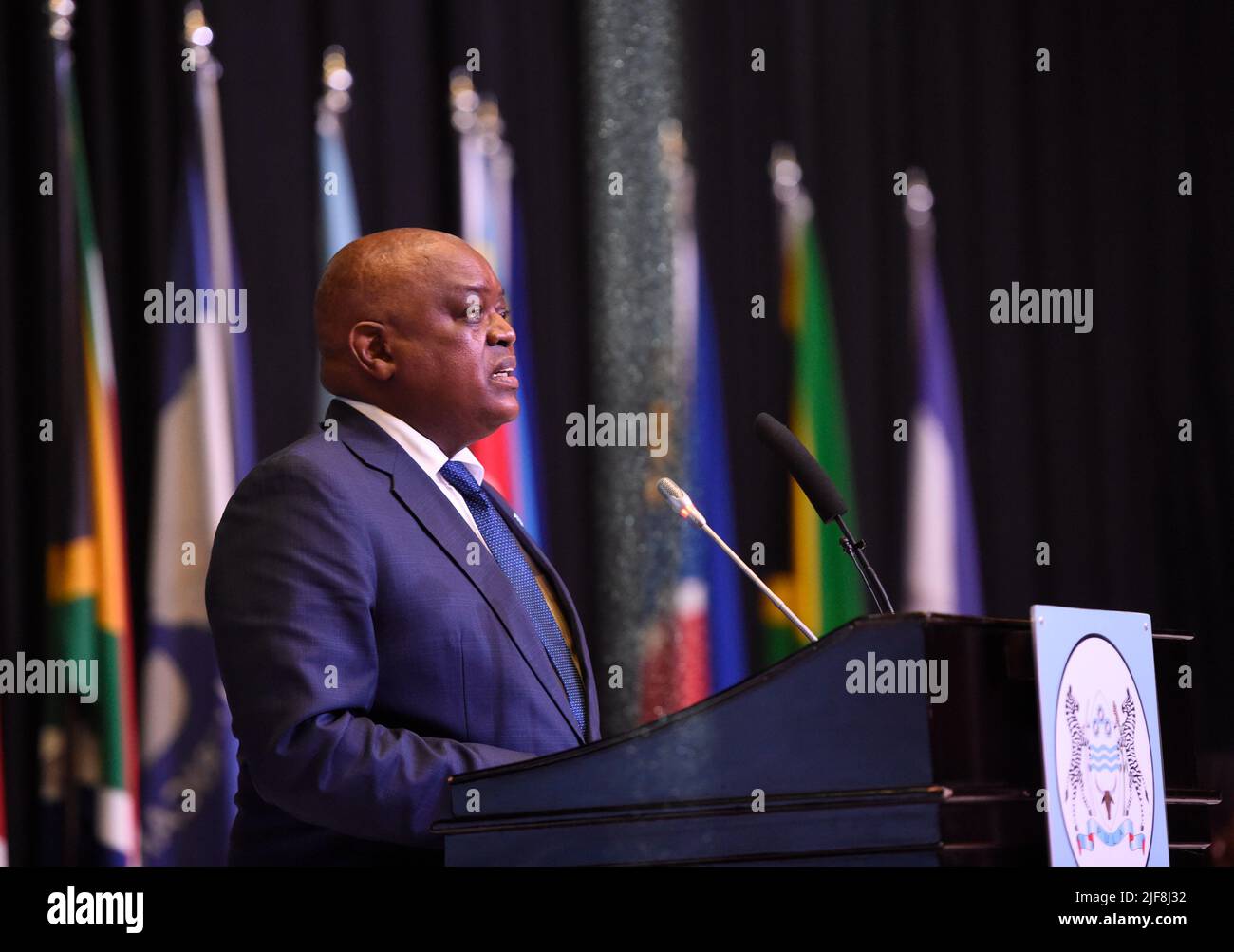 Gaborone, Botswana. 30th giugno 2022. Il presidente del Botswano Mokgweetsi Masisi si rivolge al vertice 7th dei capi di Stato e di governo dell'Unione doganale dell'Africa australe (SACU) a Gaborone, Botswana, il 30 giugno 2022. Giovedì il presidente del Botswana Mokgweetsi Masisi ha detto ai paesi della SACU: Botswana, Sudafrica, Eswatini, Namibia e Lesotho, sono ora in una fase in cui vi è un rischio crescente di stagflazione. Credit: Tshekiso Tebalo/Xinhua/Alamy Live News Foto Stock