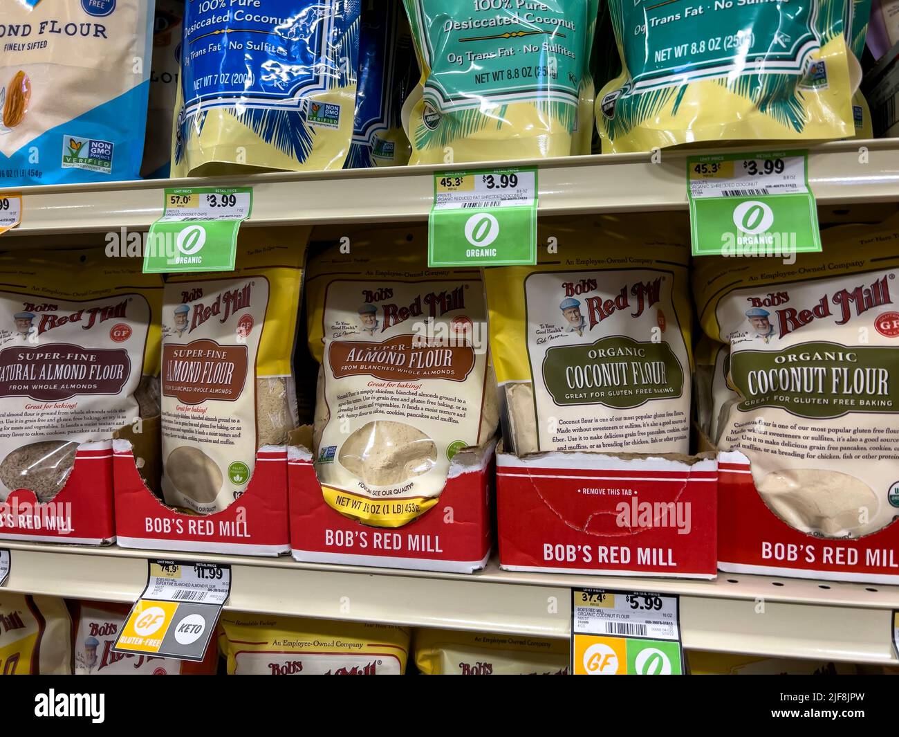 Seattle, WA USA - circa Giugno 2022: Vista ravvicinata dei prodotti di farine speciali Red Mill di Bob in vendita all'interno di un mercato di germogli. Foto Stock