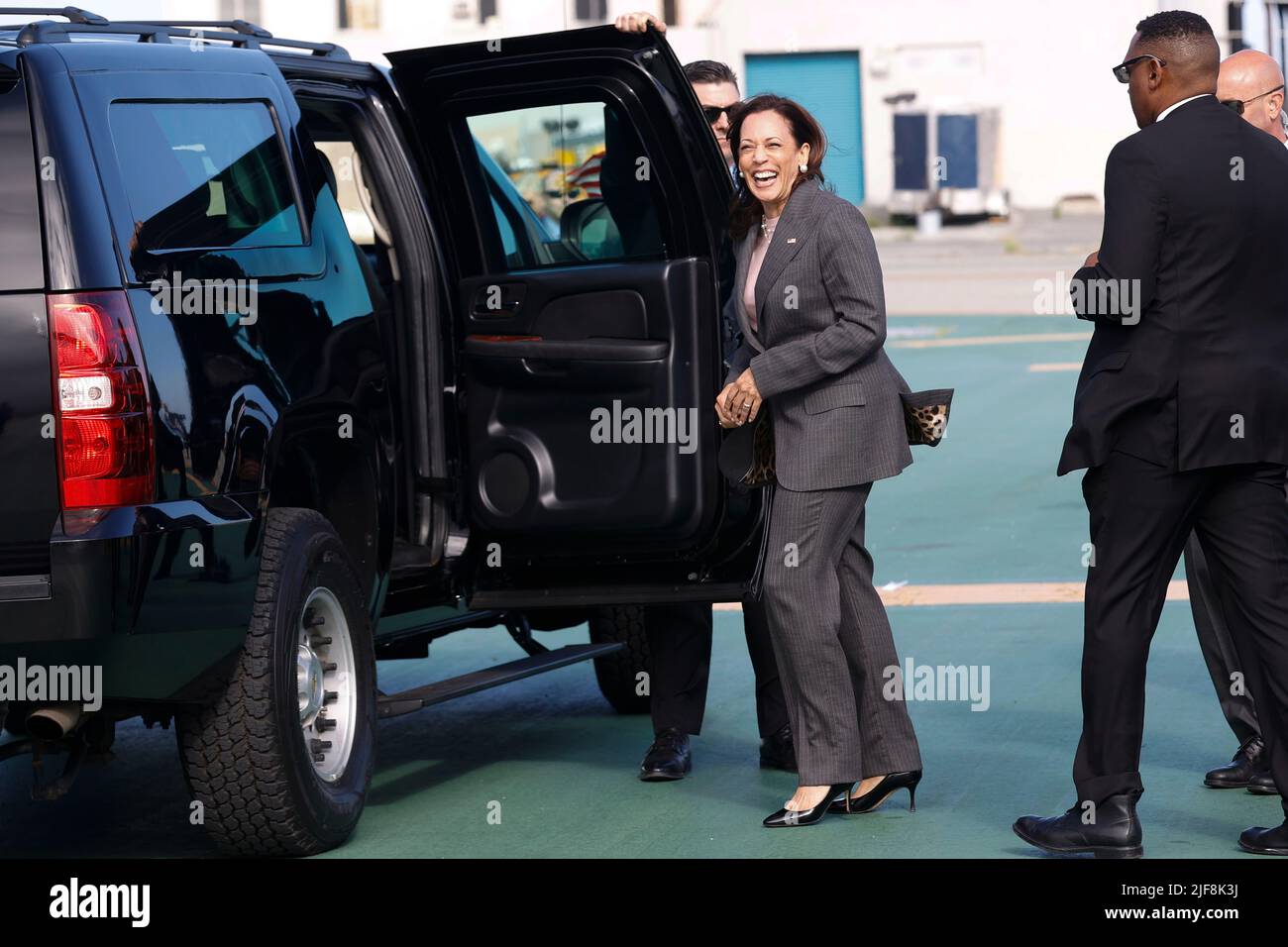 Il Vice Presidente degli Stati Uniti Kamala Harris riconosce i media al suo arrivo sull'Air Force Two all'Aeroporto Internazionale di San Francisco a San Francisco, California, USA, 29 giugno 2022.Credit: John G. Mabanglo/Pool via CNP /MediaPunch Foto Stock