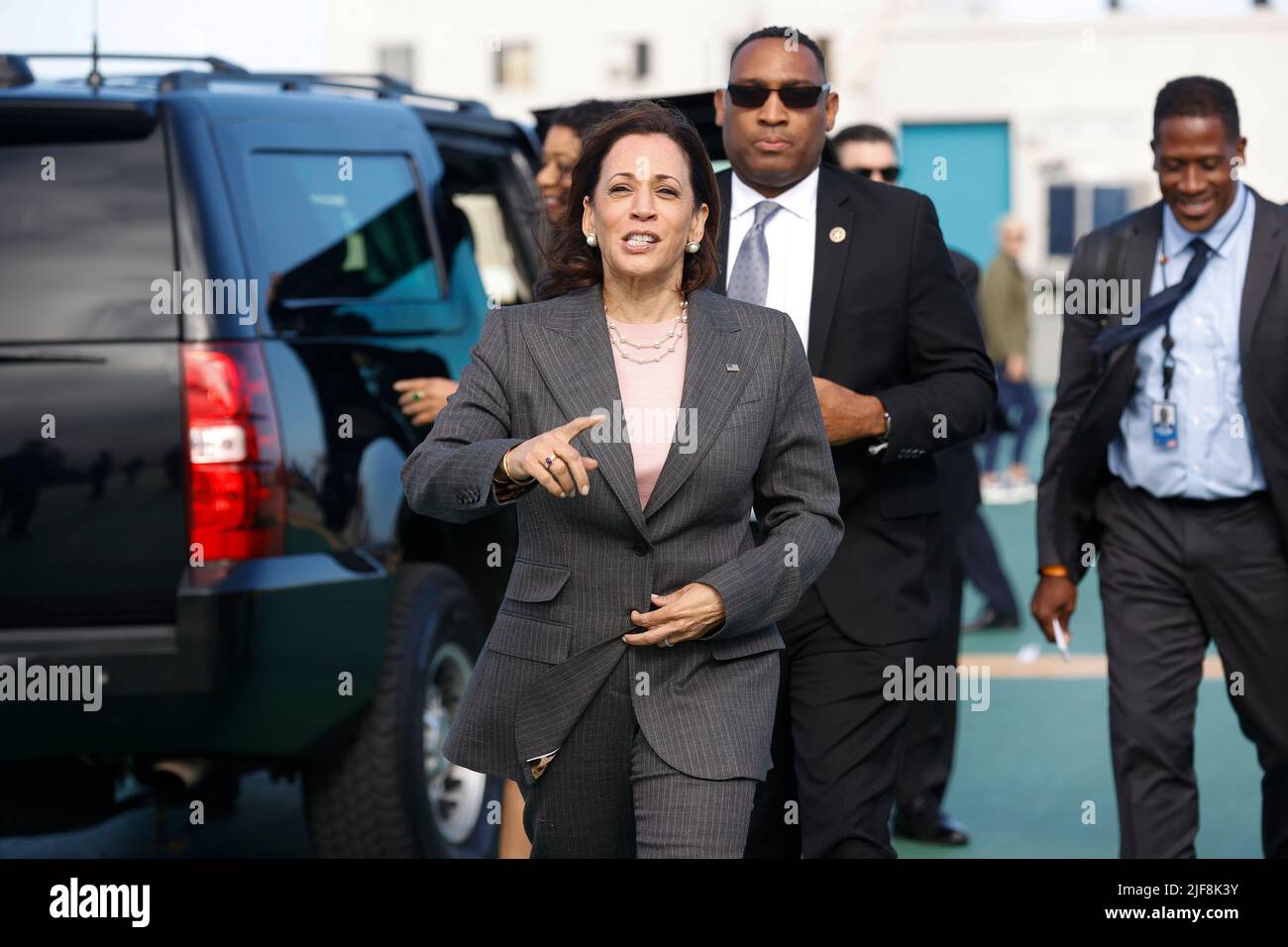 Il Vice Presidente degli Stati Uniti Kamala Harris parla ai media al suo arrivo sull'Air Force Two all'Aeroporto Internazionale di San Francisco a San Francisco, California, USA, 29 giugno 2022.Credit: John G. Mabanglo/Pool via CNP /MediaPunch Foto Stock