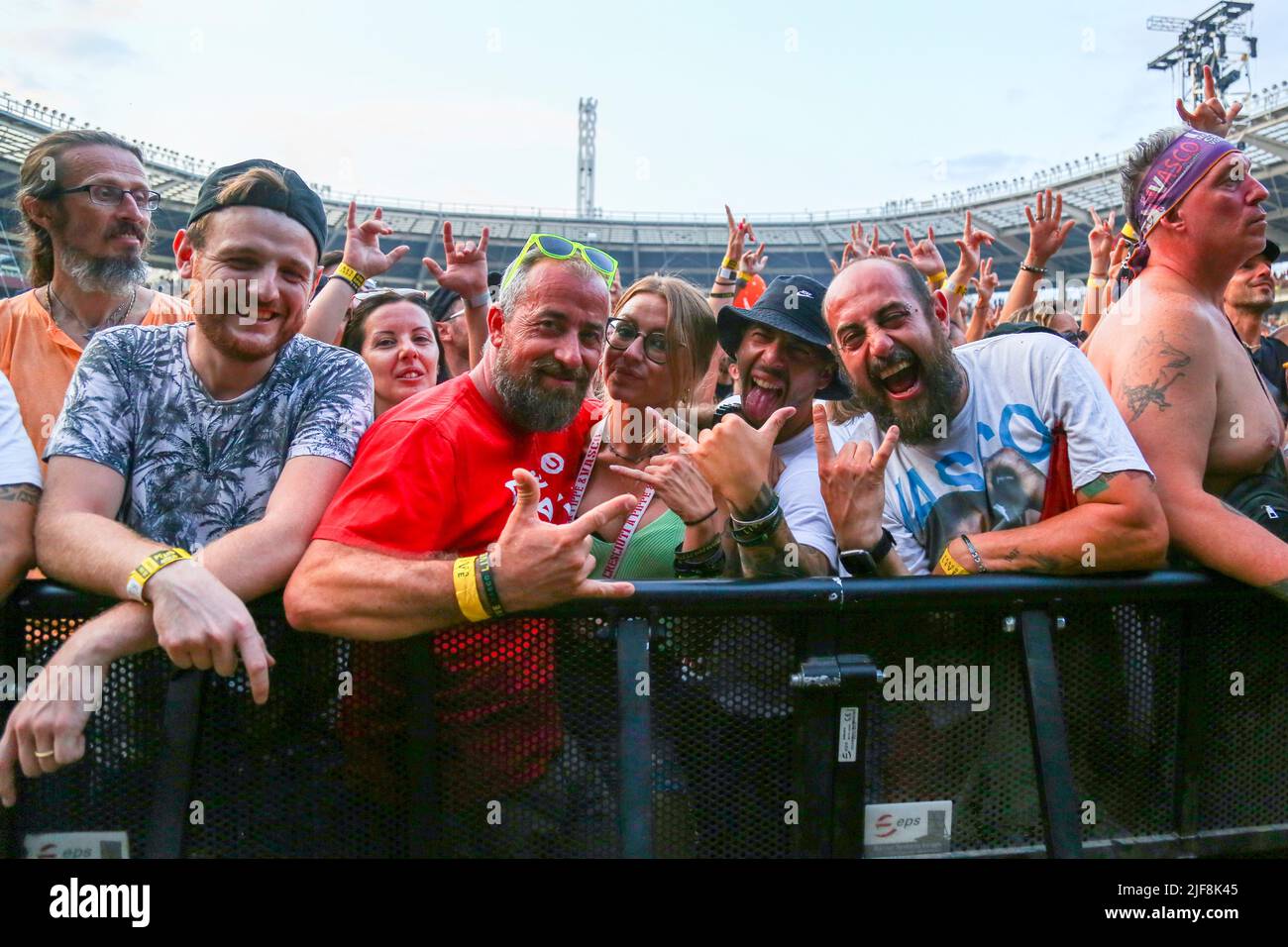 TORINO, Italia. 30th giugno 2022. Tifosi di Vasco Rossi durante il tour "Vasco Live 2022" del 30 giugno 2022 allo stadio Olimpico Grande Torino. Credit: Massimiliano Ferraro/Medialys Images/Alamy Live News Foto Stock