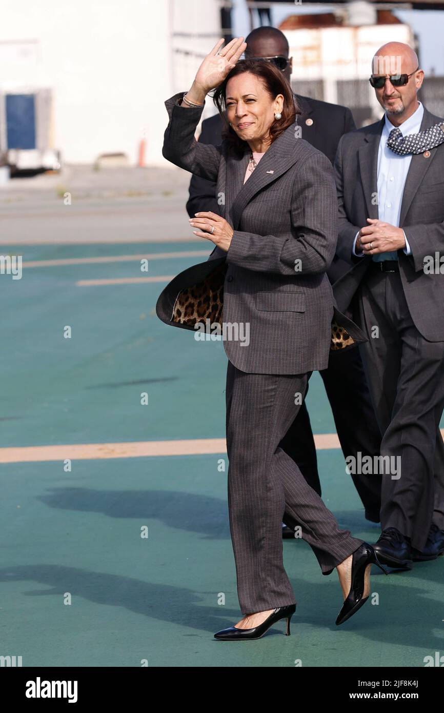 Il Vice Presidente degli Stati Uniti Kamala Harris riconosce i media al suo arrivo sull'Air Force Two all'Aeroporto Internazionale di San Francisco a San Francisco, California, USA, 29 giugno 2022.Credit: John G. Mabanglo/Pool via CNP /MediaPunch Foto Stock