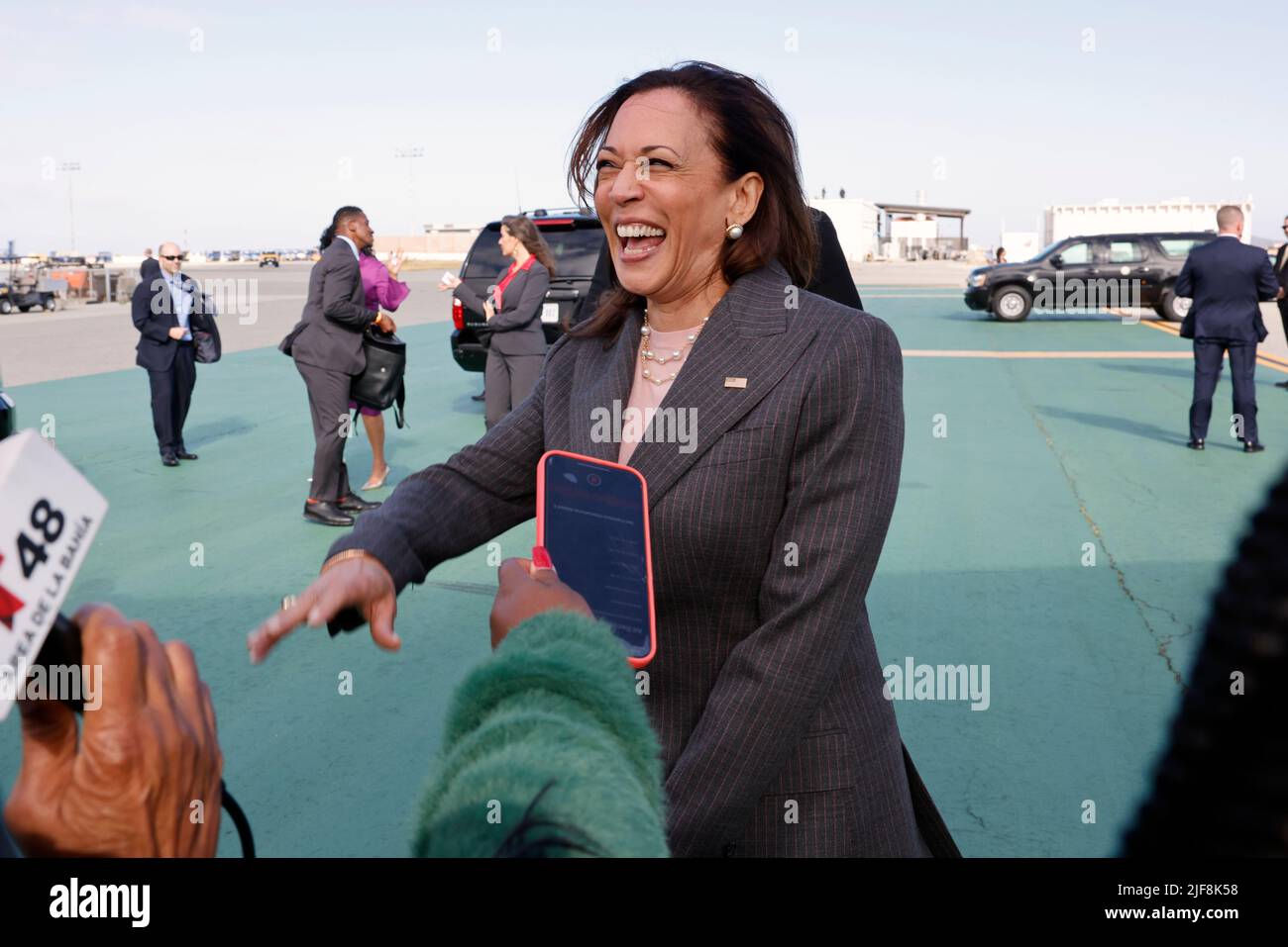 Il Vice Presidente degli Stati Uniti Kamala Harris parla ai media al suo arrivo sull'Air Force Two all'Aeroporto Internazionale di San Francisco a San Francisco, California, USA, 29 giugno 2022.Credit: John G. Mabanglo/Pool via CNP /MediaPunch Foto Stock