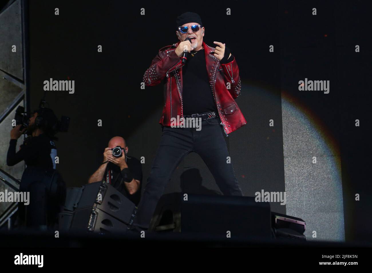 TORINO, Italia. 30th giugno 2022. Vasco Rossi si esibisce dal vivo sul palco per il suo tour "Vasco Live 2022" il 30 giugno 2022 allo stadio Olimpico Grande Torino. Credit: Massimiliano Ferraro/Medialys Images/Alamy Live News Foto Stock