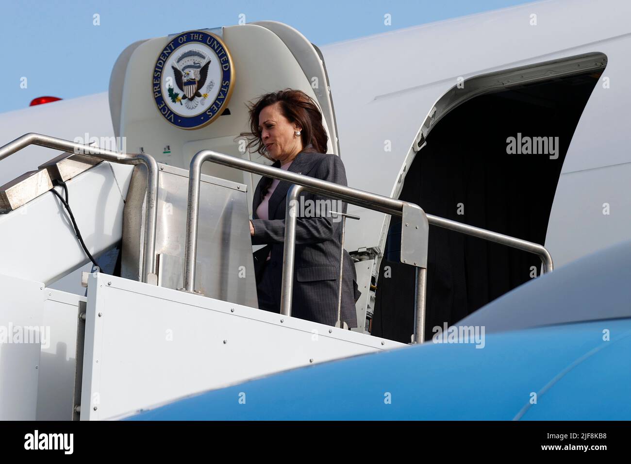 Il Vice Presidente degli Stati Uniti Kamala Harris esce dall'Aeronautica militare due durante il suo arrivo all'Aeroporto Internazionale di San Francisco (SFO) a San Francisco, California, USA, 29 giugno 2022.Credit: John G. Mabanglo/Pool via CNP /MediaPunch Foto Stock