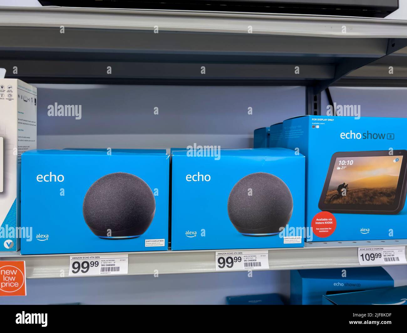 Mill Creek, WA USA - circa Giugno 2022: Vista dei prodotti Amazon Echo in vendita all'interno di un negozio Staples. Foto Stock