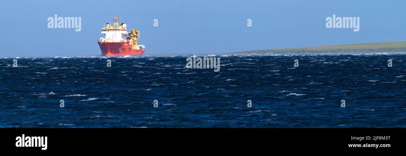 Il Normand Clipper, gestito da Global Marine, posando cavi di comunicazione vicino a Eday, Isole Orkney Foto Stock