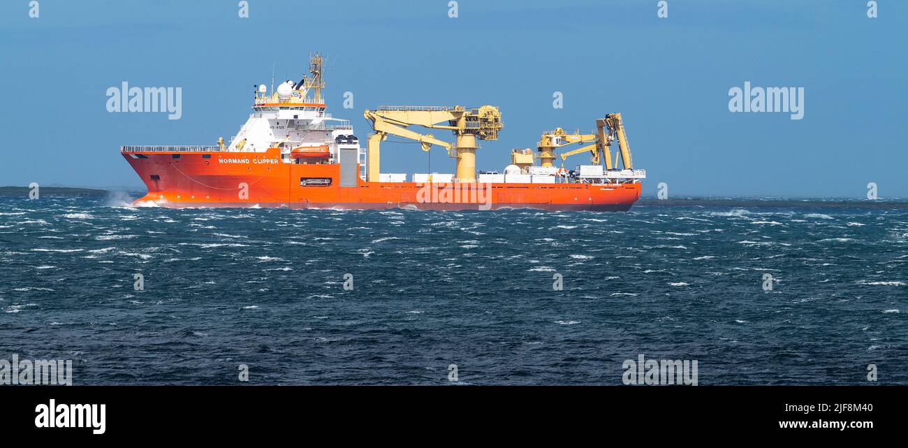 Il Normand Clipper, gestito da Global Marine, posando cavi di comunicazione vicino a Eday, Isole Orkney Foto Stock