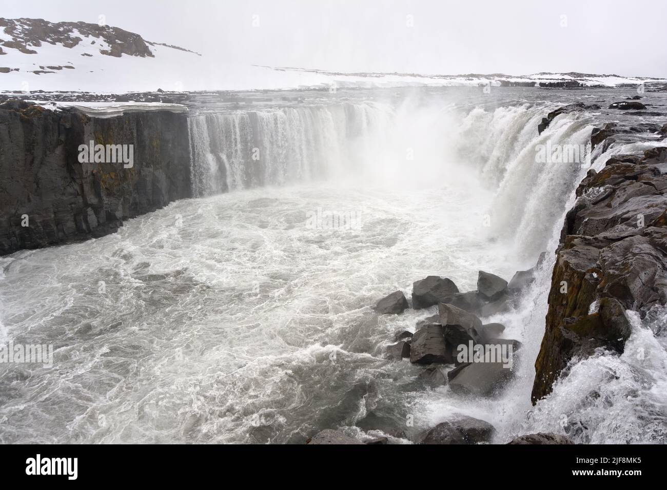 Cascata di Selfoss con neve sullo sfondo. Parco nazionale di Jökulsárgljúfur, Islanda Foto Stock