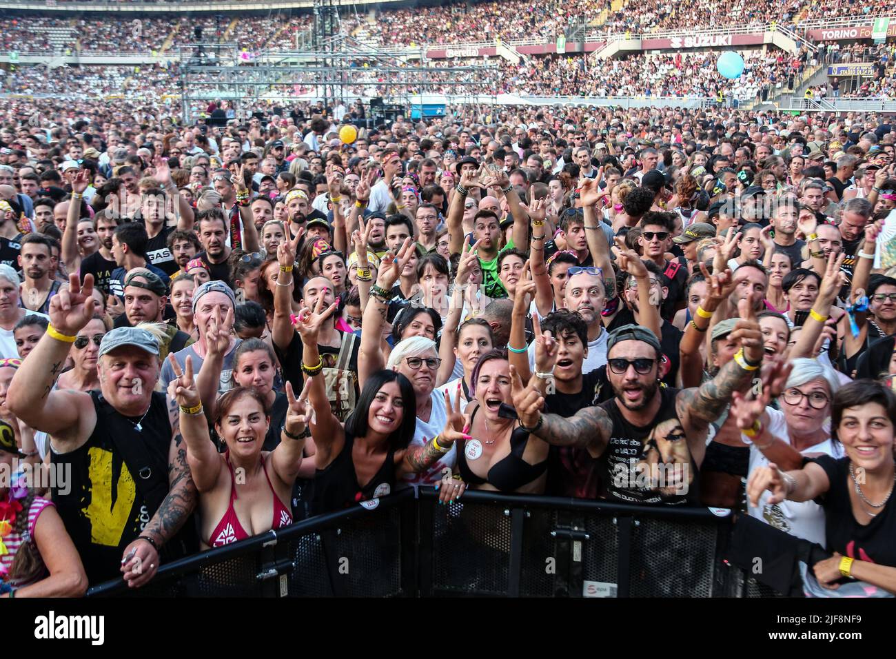 I tifosi partecipano al VASCO LIVE 2022 allo Stadio Olimpico Grande Torino il 30 giugno 2022 a Torino Foto Stock