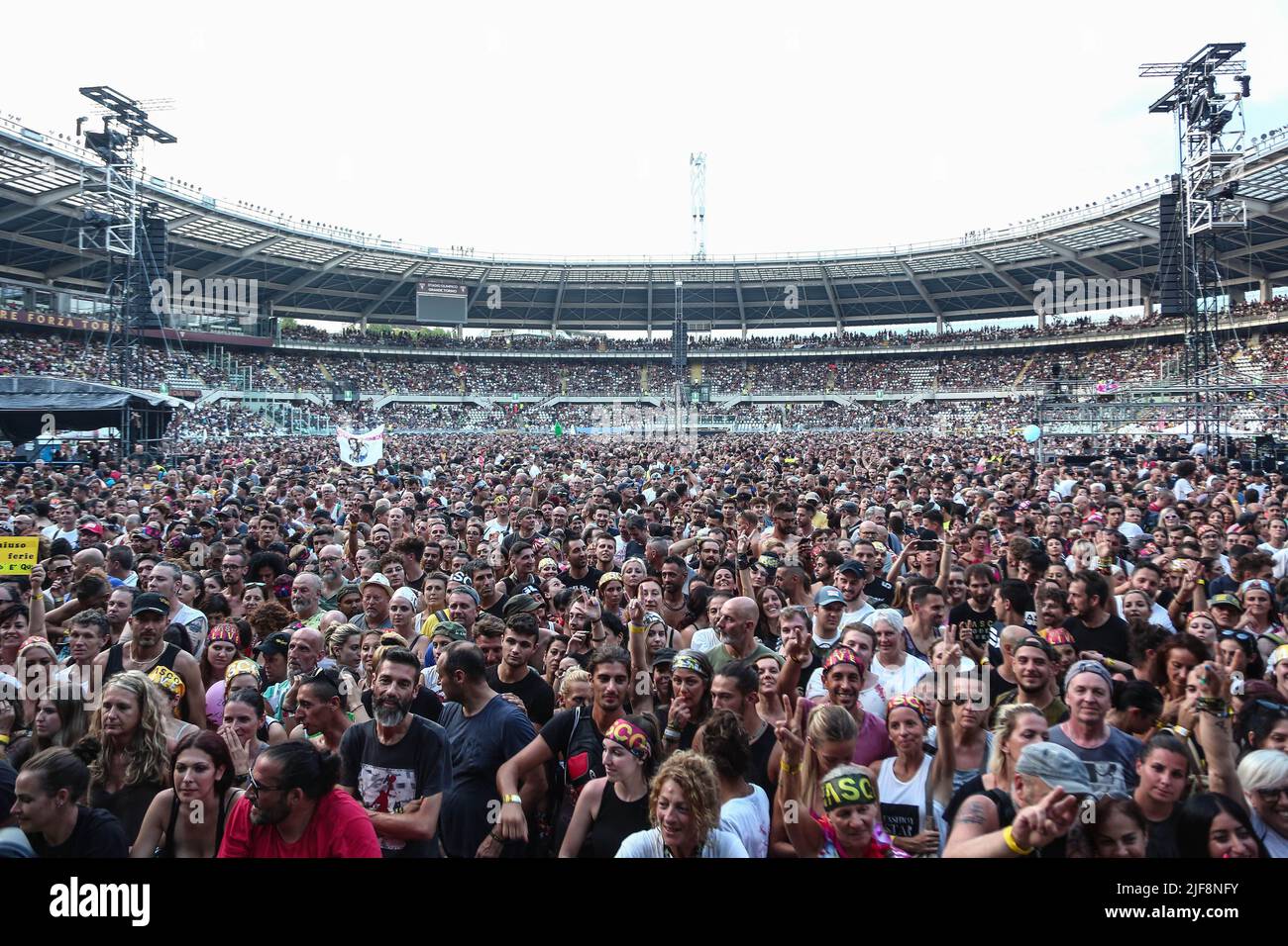 I tifosi partecipano al VASCO LIVE 2022 allo Stadio Olimpico Grande Torino il 30 giugno 2022 a Torino Foto Stock