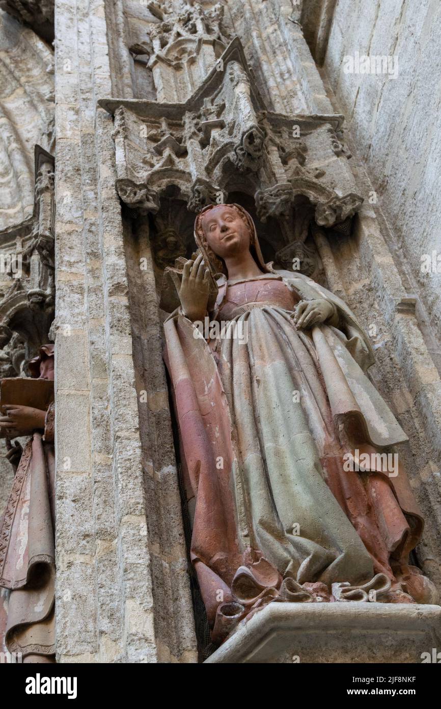 Statue e ornamenti nei portali della Cattedrale di Siviglia Foto Stock