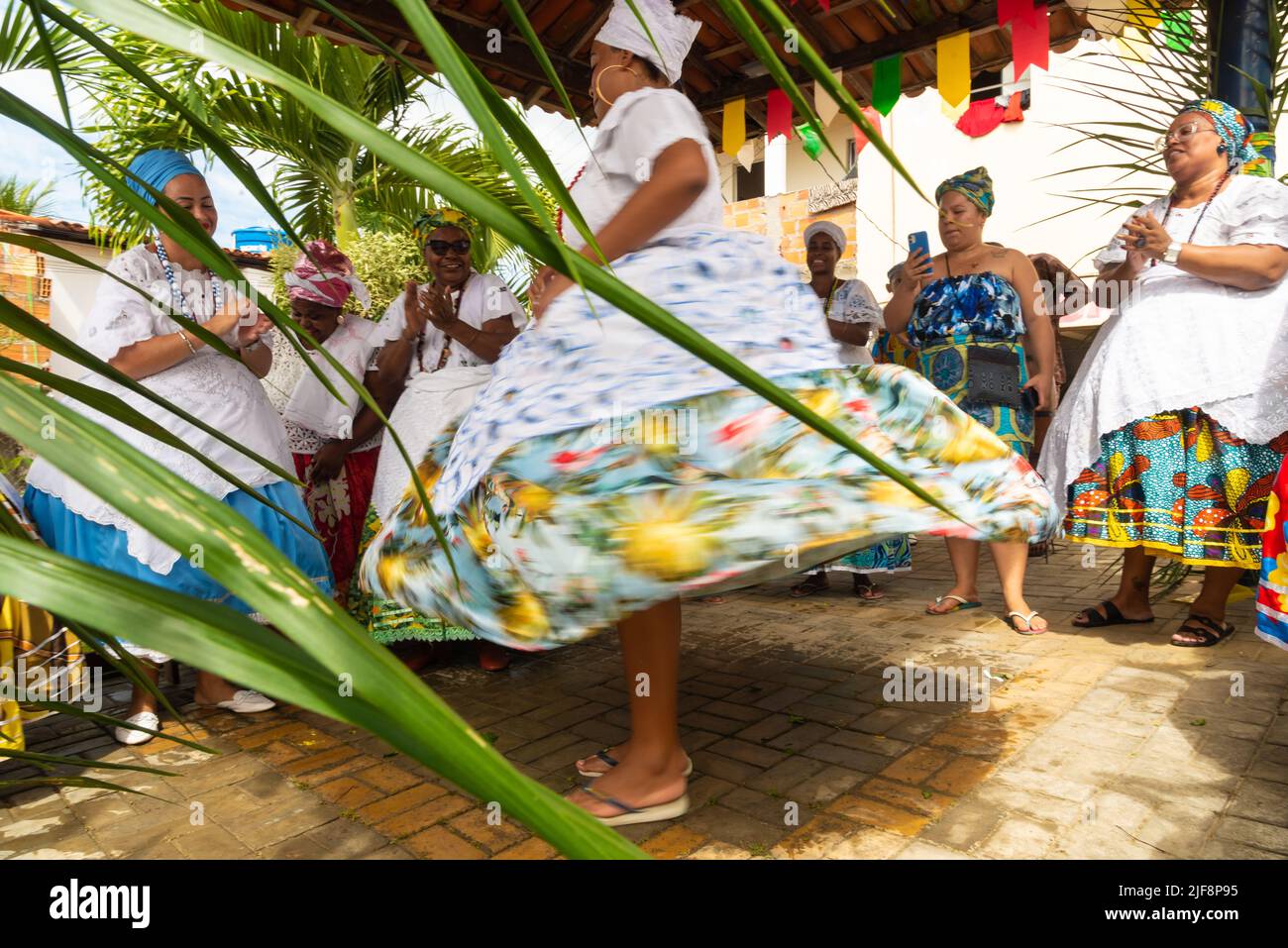 Saubara, Bahia, Brasile - 12 giugno 2020: I membri del Candomble ballano e cantano al festival religioso nel distretto di Bom Jesus dos Poobre, città di Saubara. Foto Stock