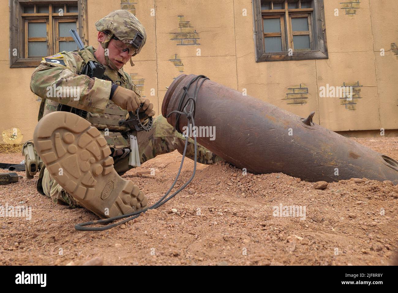 Fort Carson, Colorado, Stati Uniti. 16th maggio 2022. Personale Sgt. Billy McCoy, tecnico per lo smaltimento di ordigni esplosivi (EOD) assegnato a 722nd Ordnance Company Airborne (EOD), 192nd Ordnance Battalion (EOD) con sede a Fort Bragg, North Carolina, conduce procedure di sicurezza del rendering (RSP) durante il concorso EOD Team of the Year (TOY) del 15-19 maggio a Fort Carson, Colorado. Il concorso Team of the Year è il luogo in cui i tecnici per lo smaltimento di ordigni esplosivi si confrontano in scenari difficili e vengono valutati in base alle capacità di risposta, tecniche e tattiche. (Credit Image: © U.S. Army/ZUMA Press Foto Stock