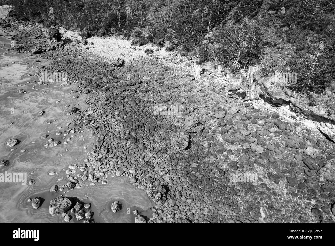 Costa rocciosa a bassa marea su spiaggia tropicale drone paesaggio aereo Foto Stock