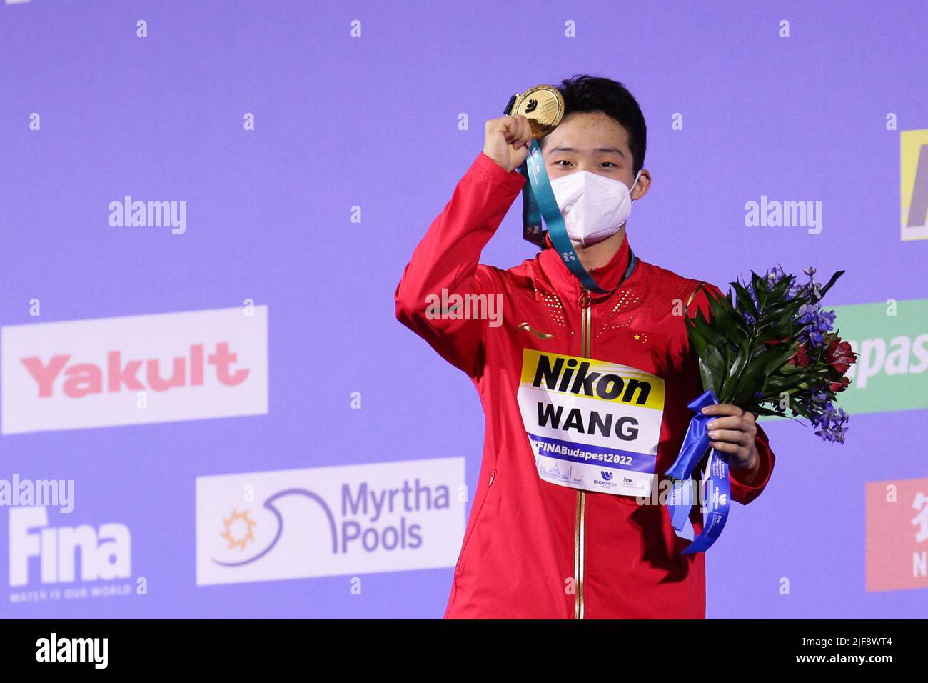 Budapest, Ungheria. 30th giugno 2022. Wang Zongyuan della Cina pone con la sua medaglia d'oro durante la cerimonia di premiazione della finale di trampolino da uomo 1m di immersione ai campionati mondiali FINA 19th a Budapest, Ungheria, 30 giugno 2022. Credit: Zheng Huansong/Xinhua/Alamy Live News Foto Stock