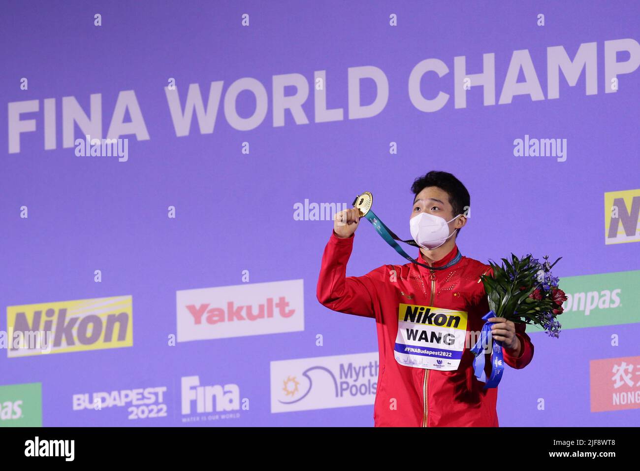 Budapest, Ungheria. 30th giugno 2022. Wang Zongyuan della Cina pone con la sua medaglia d'oro durante la cerimonia di premiazione della finale di trampolino da uomo 1m di immersione ai campionati mondiali FINA 19th a Budapest, Ungheria, 30 giugno 2022. Credit: Zheng Huansong/Xinhua/Alamy Live News Foto Stock