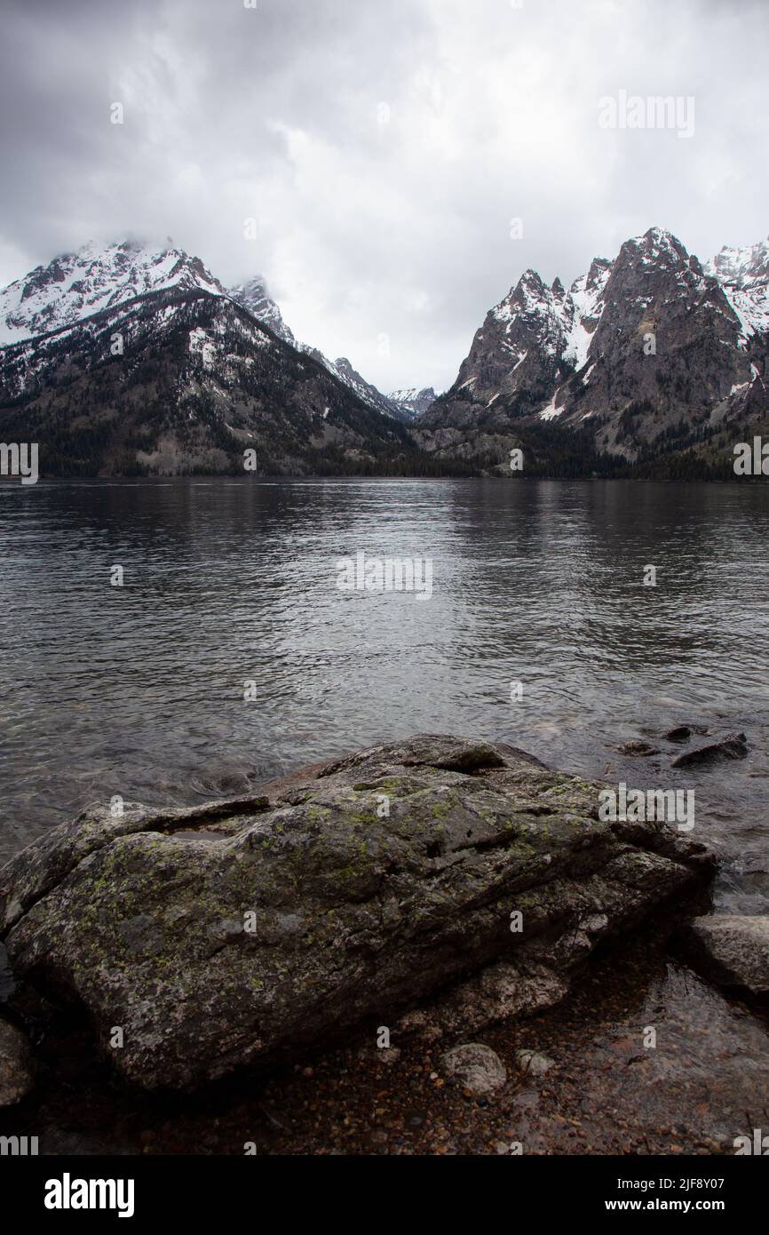 Lago circondato da montagne nel paesaggio americano. Foto Stock