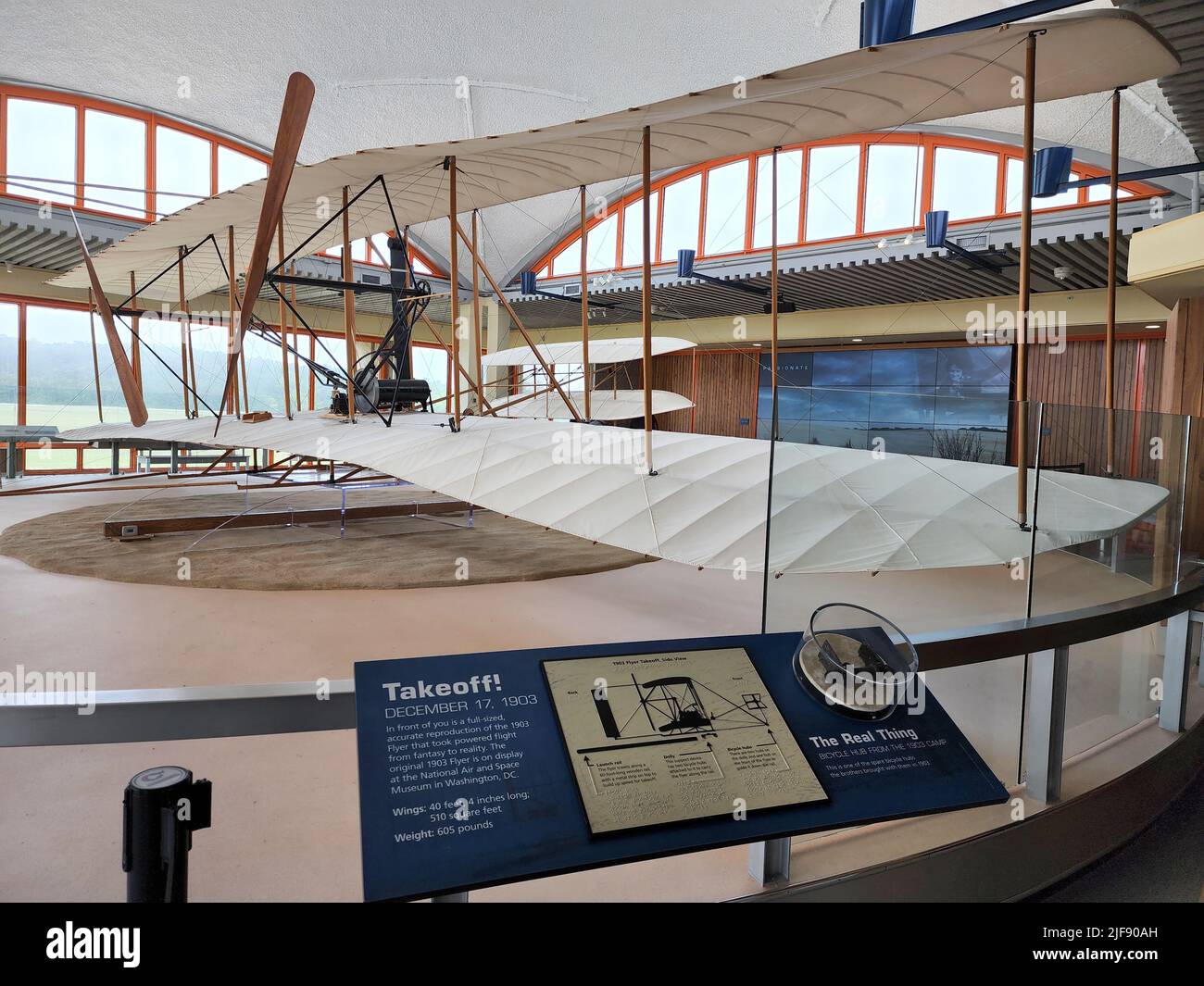 Riproduzione del volantino del 1903 dei Wright Brothers con ali in tessuto in mostra al Wright Brothers National Memorial in North Carolina Foto Stock