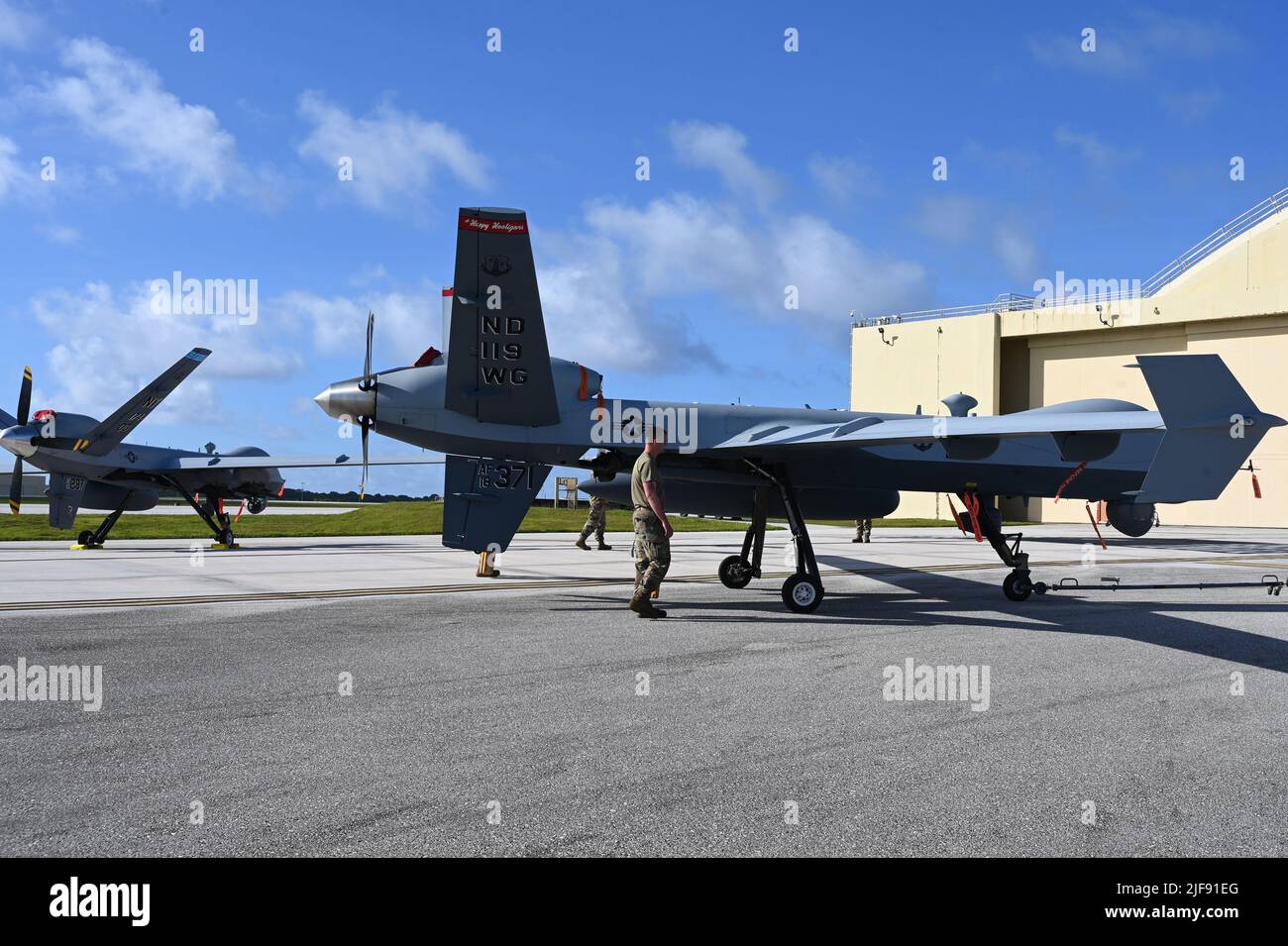 I membri dell'aeronautica degli Stati Uniti della 174th Ala di attacco, della Guardia Nazionale dell'aria di New York e del 119th Maintenance Squadron, della Guardia Nazionale dell'aria del North Dakota, lavorano come unità coesiva per lanciare l'aereo MQ-9 Reaper alla base dell'aeronautica di Anderson, Guam, durante l'esercizio Valliant Shield, 7 giugno 2022. Il Valiant Shield 2022 è stato un esercizio di formazione congiunta sul campo (FTX) della durata di 12 giorni volto a migliorare l'integrazione tra le forze americane conducendo operazioni congiunte in mare, a terra, in aria e nel cyberspazio. Ha offerto ai membri dell'impresa mq-9 l'opportunità di collaborare e fare la differenza mentre si provano Foto Stock