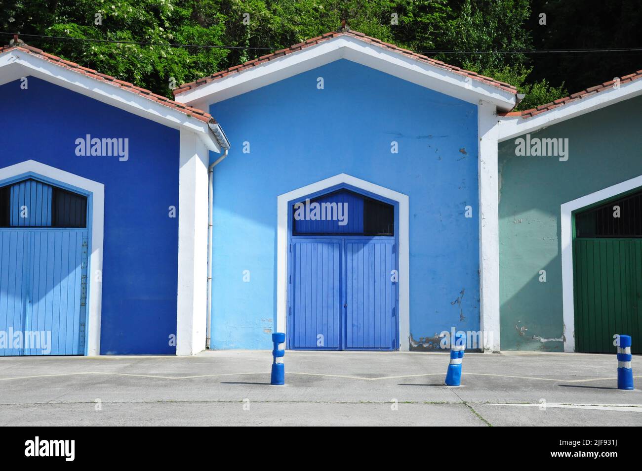Due edifici blu e uno verde in Spagna Foto Stock