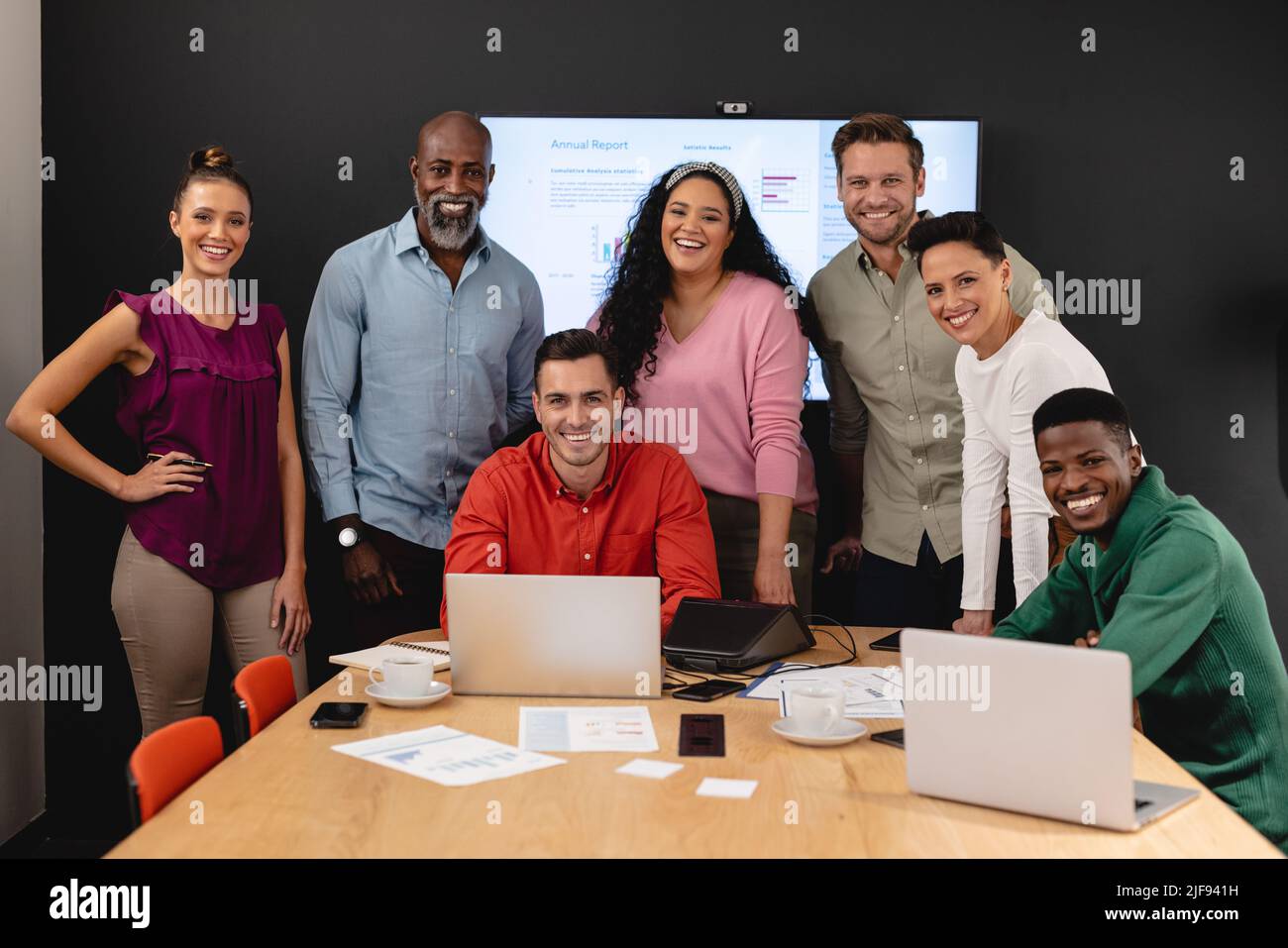 Ritratto di uomini d'affari multirazziali sorridenti e donne d'affari in sala di consiglio d'ufficio Foto Stock