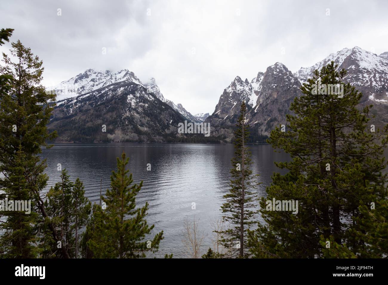Lago circondato da montagne nel paesaggio americano. Foto Stock