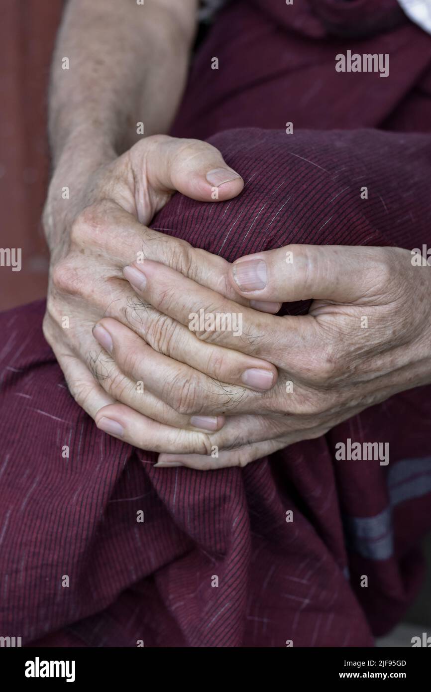 Mano dell'anziano del sud-est asiatico. Concetto di artrite reumatoide, osteoartrite, o dolore articolare. Foto Stock