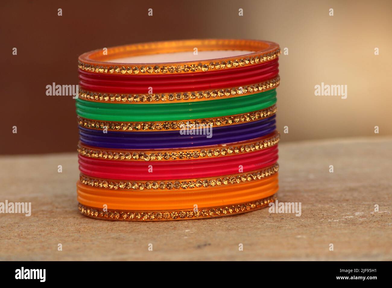 alcuni bracciali colorati si mettono sulla pietra Foto Stock