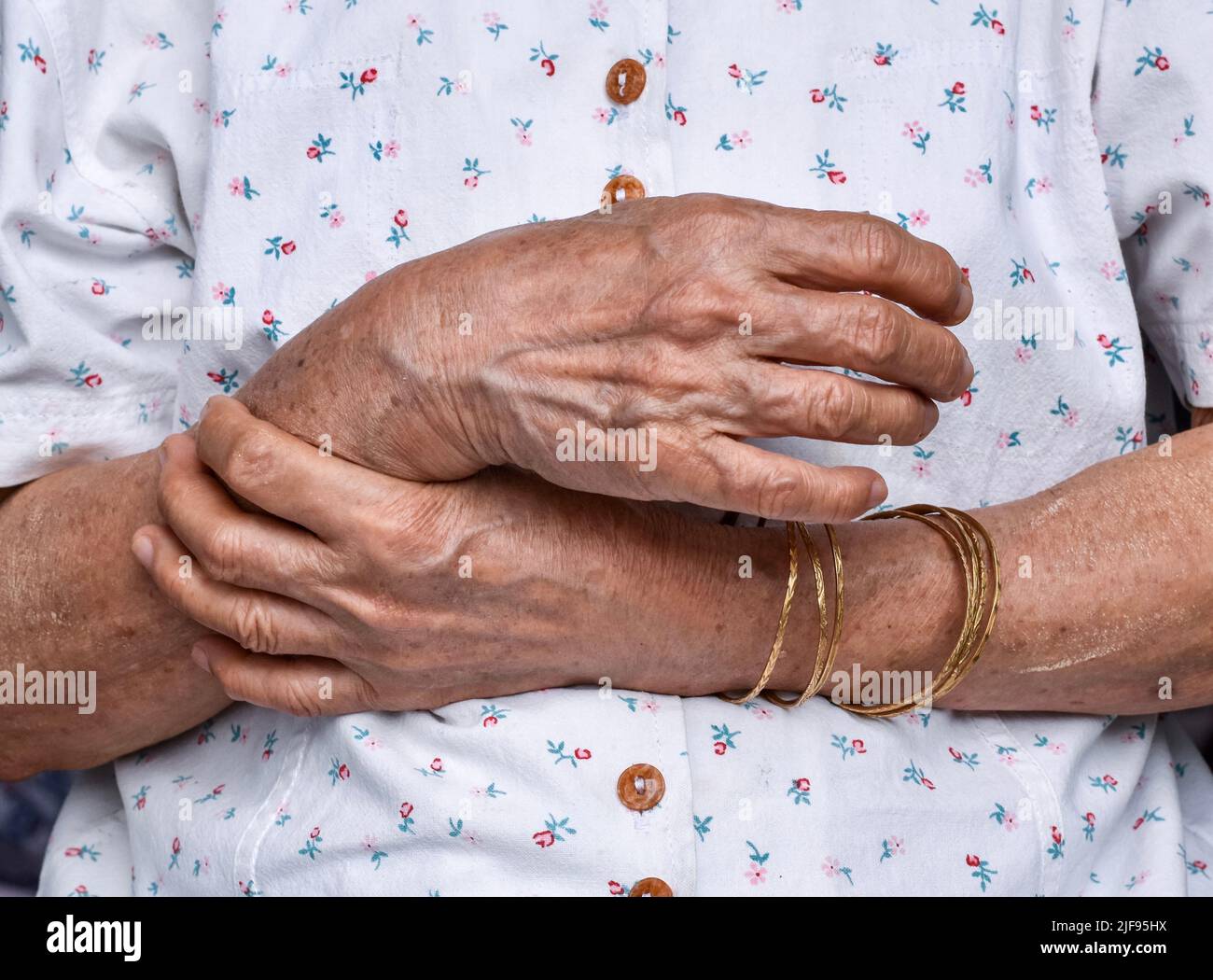 Mani di anziana asiatica. Concetto di artrite reumatoide , osteoartrite, ceppo di polso o dolore articolare. Foto Stock