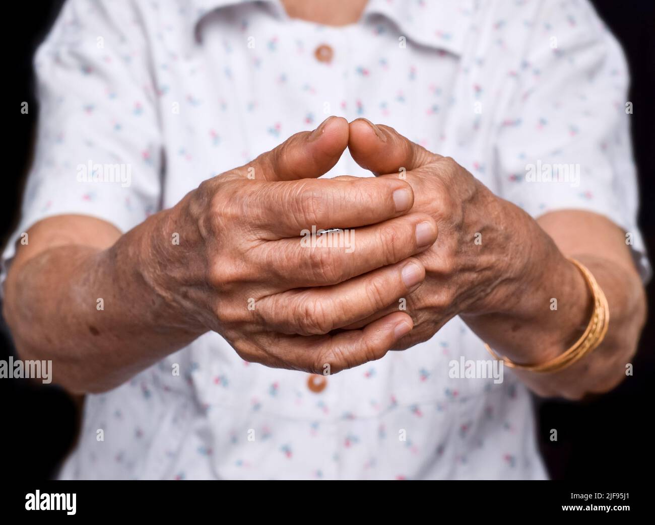 Mano della donna anziana del sud-est asiatico. Concetto di artrite reumatoide, osteoartrite, o dolore articolare. Foto Stock