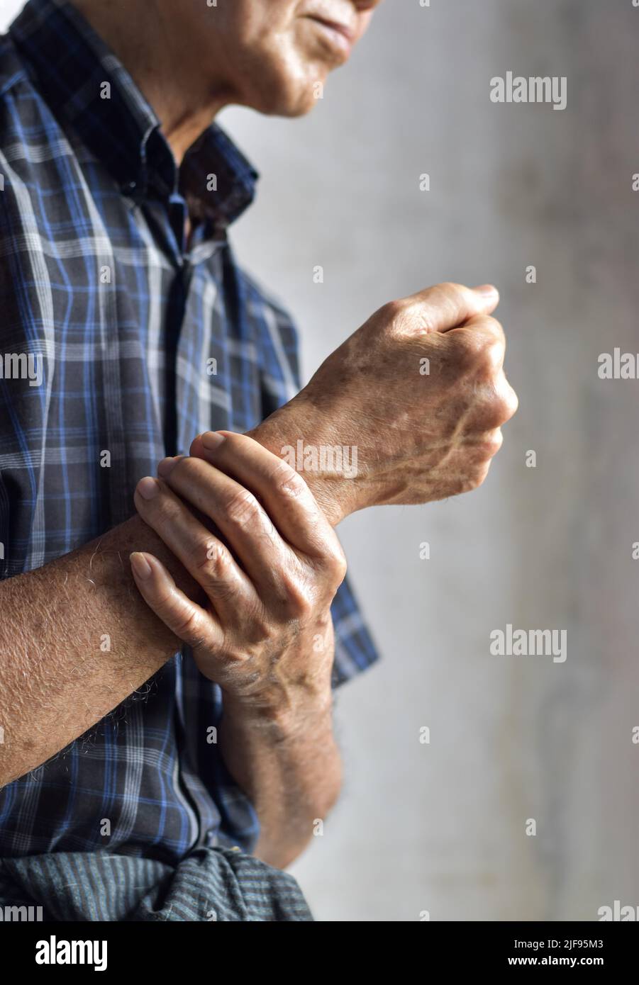 Infiammazione nell'articolazione del polso del vecchio uomo asiatico. Concetto di dolore articolare o osteoartrite. Foto Stock