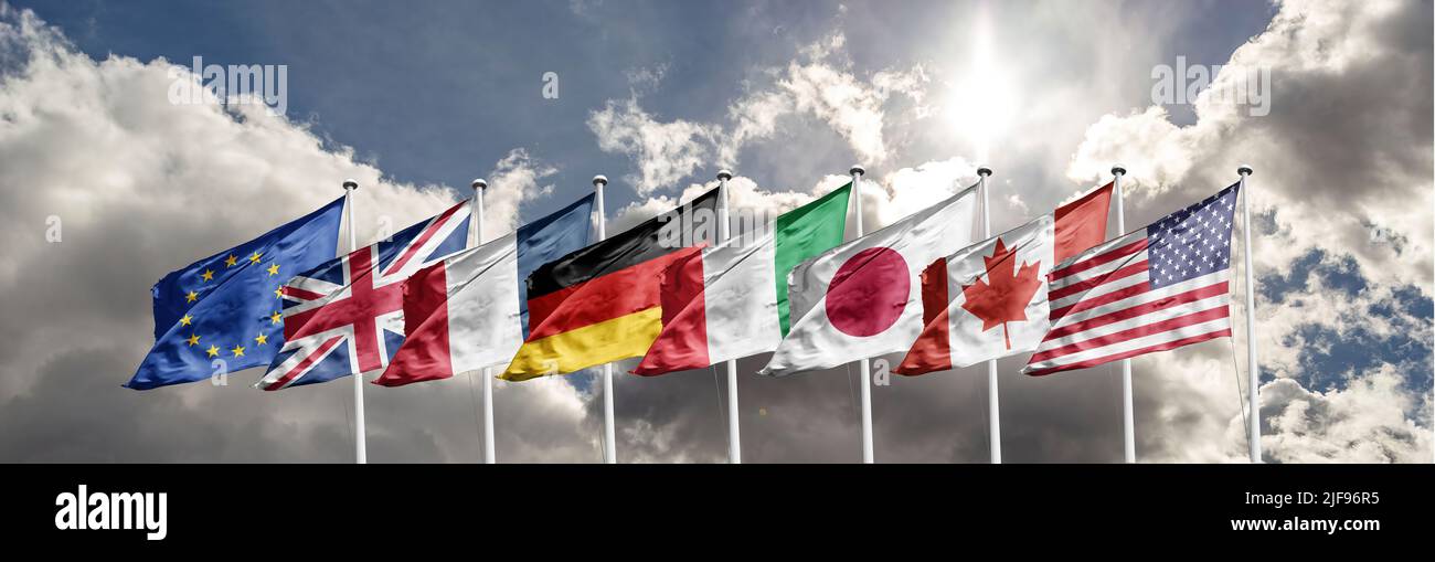 Vertice del G7: Bandiere di G7 membri del gruppo di sette e lista dei paesi e bandiera della Russia. Gruppo di sette. Foto Stock