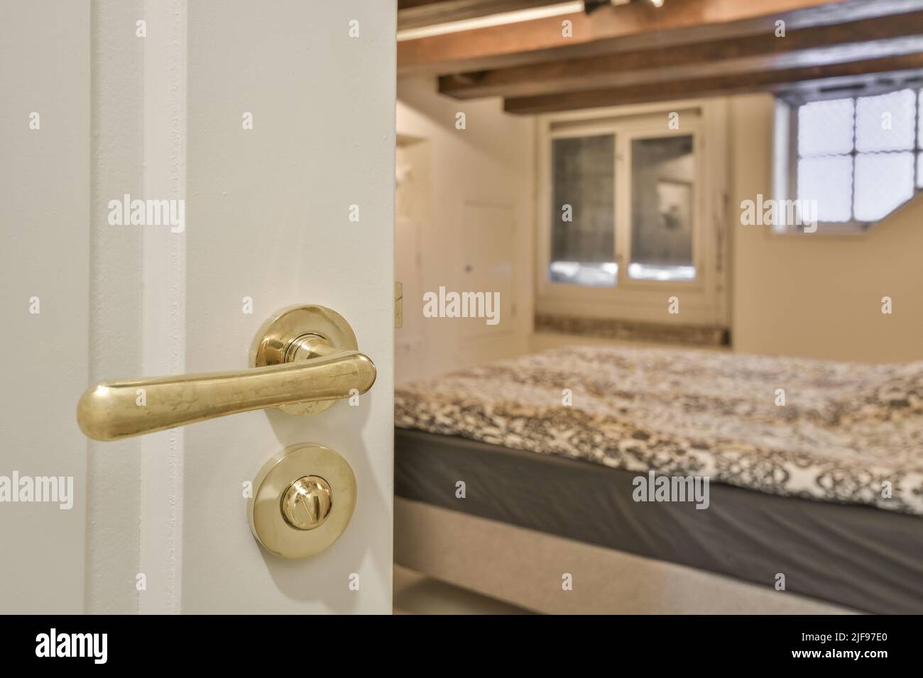 Ampia e luminosa camera mansardata per il lavoro e il relax, con una splendida vista dalla finestra Foto Stock