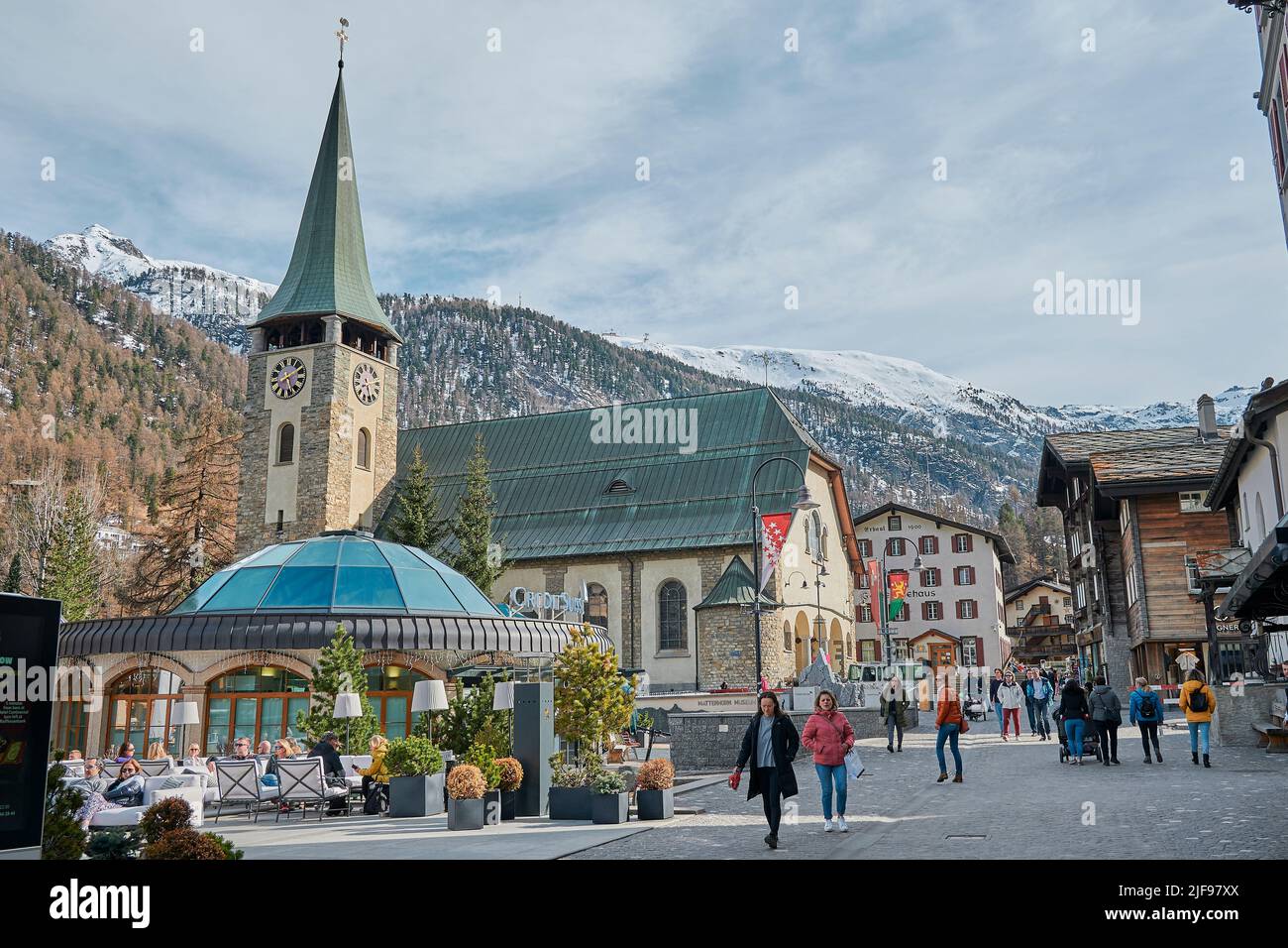 ZERMATT, SVIZZERA - Apr 11, 2022: Un paesaggio intorno al centro di Zermatt, una località di montagna rinomata per lo sci, l'arrampicata e l'escursionismo. T Foto Stock