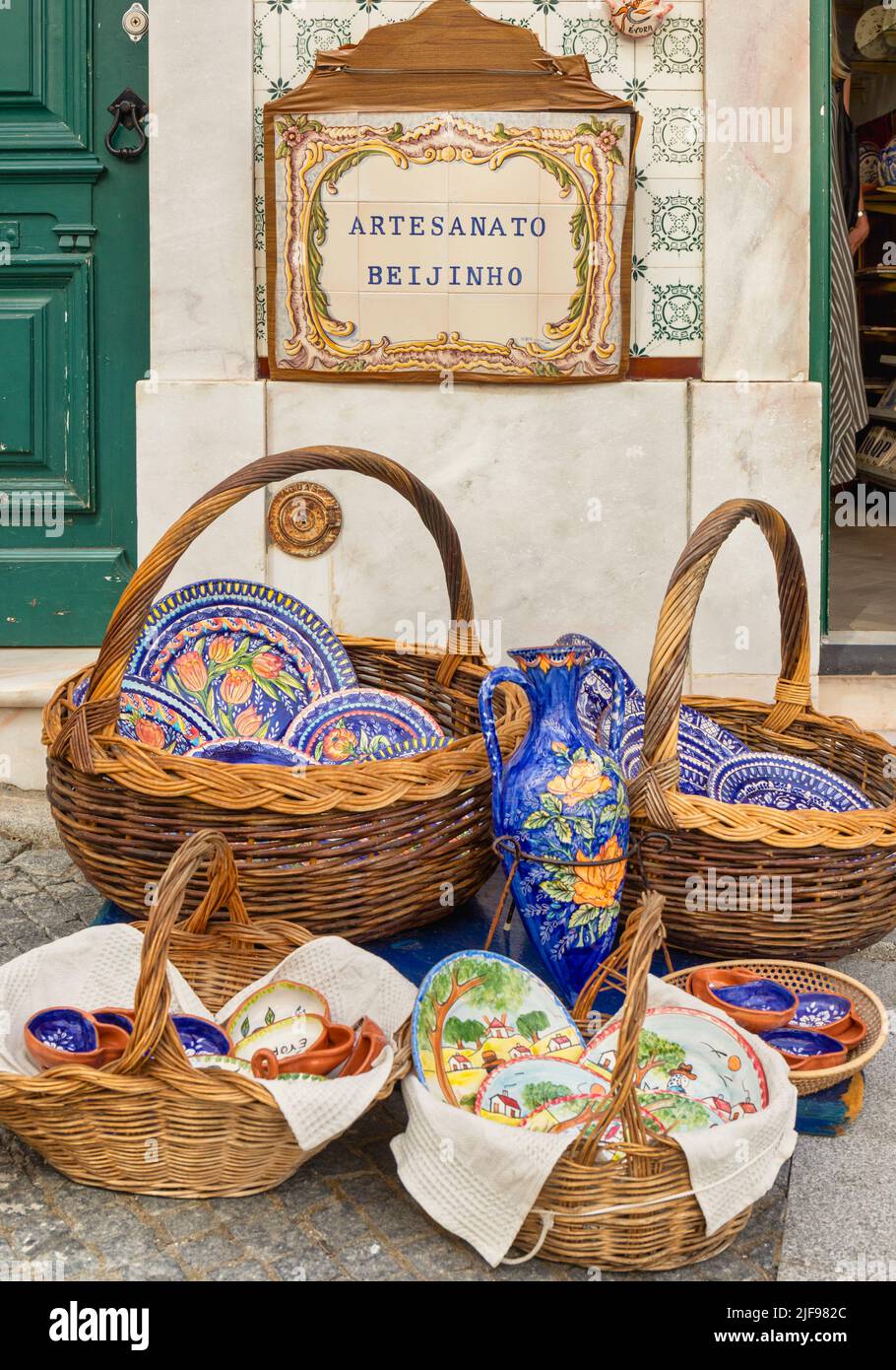 Evora, distretto di Evora, Alentejo, Portogallo. Cesti di souvenir in ceramica in strada al di fuori del negozio Artesanato Beijinho. Evora è un patrimonio dell'umanità dell'UNESCO Foto Stock