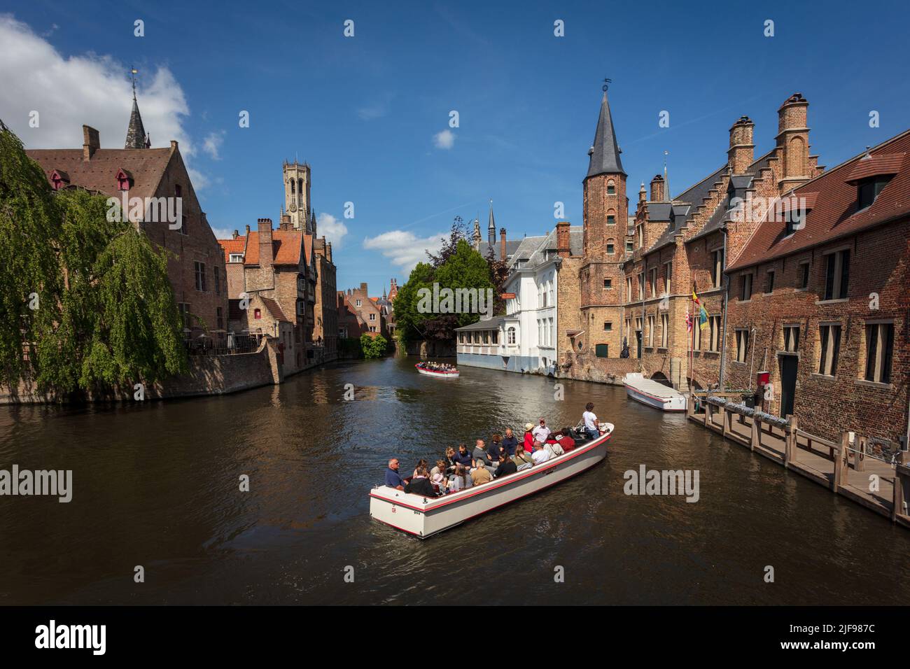 Una barca turistica che attraversa il canale a Rozenhoedkaai, Rosary Quay, uno dei luoghi più popolari da visitare a Bruges. Belgio. Foto Stock